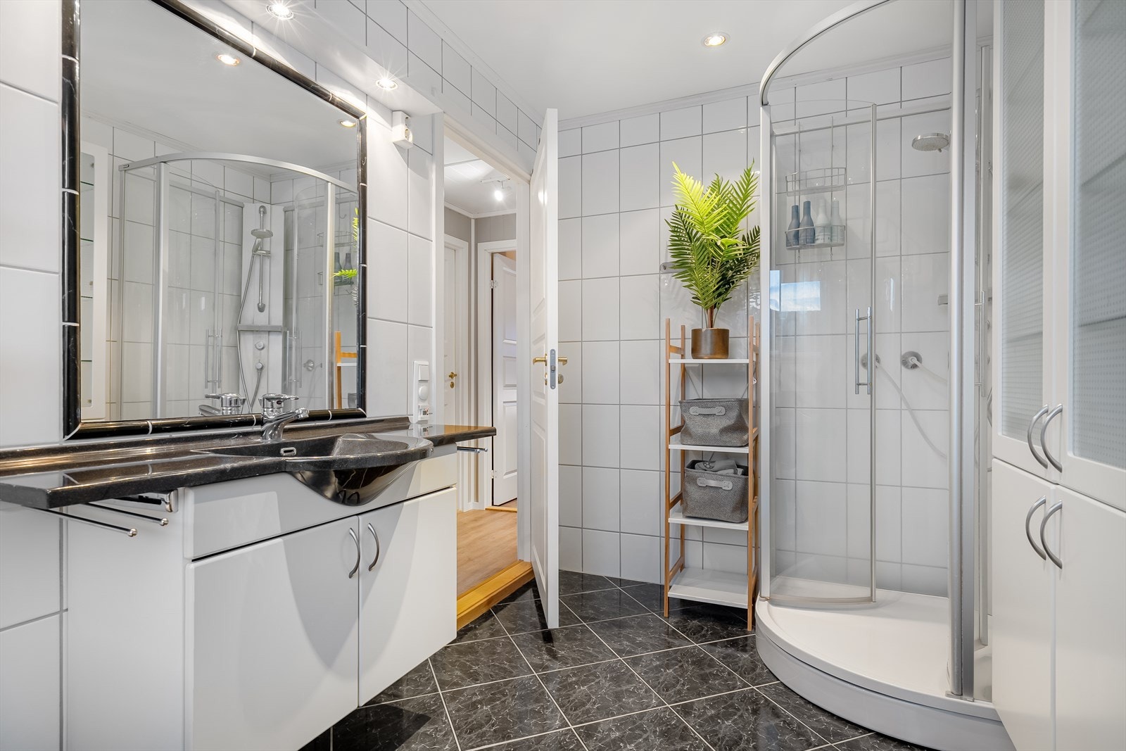 Flislagt bad med både dusjkabinett og badekar. Galleribilde