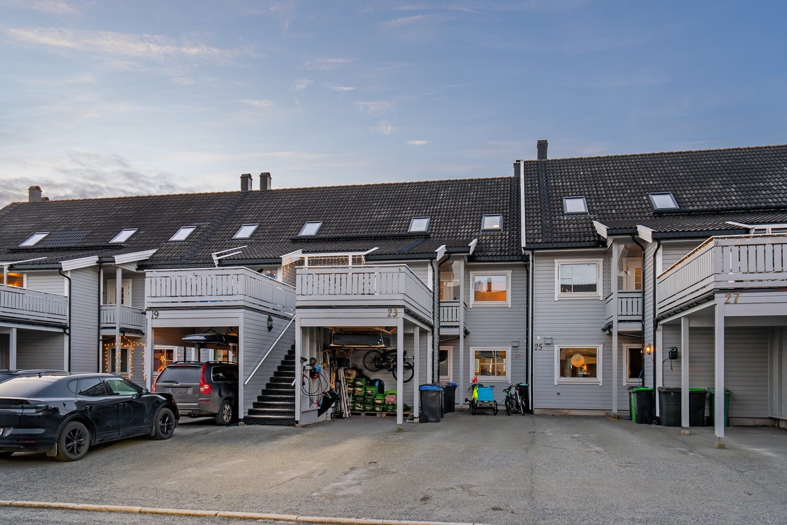 Trapp oppgang til boligen med både balkong og carport. Galleribilde