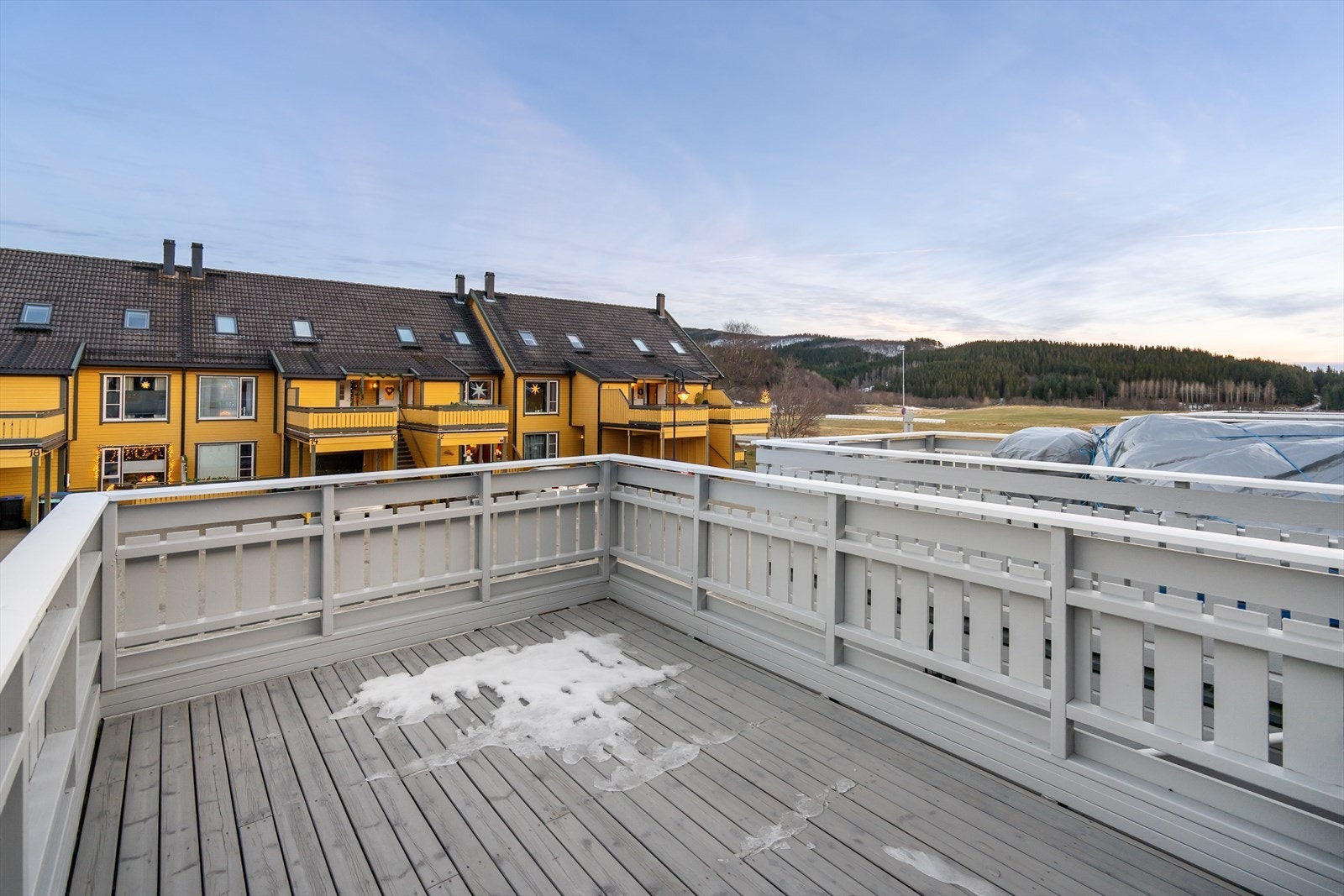 Ved inngangsparti får du en sørøst vendt balkong med gode lys og solforhold. Galleribilde