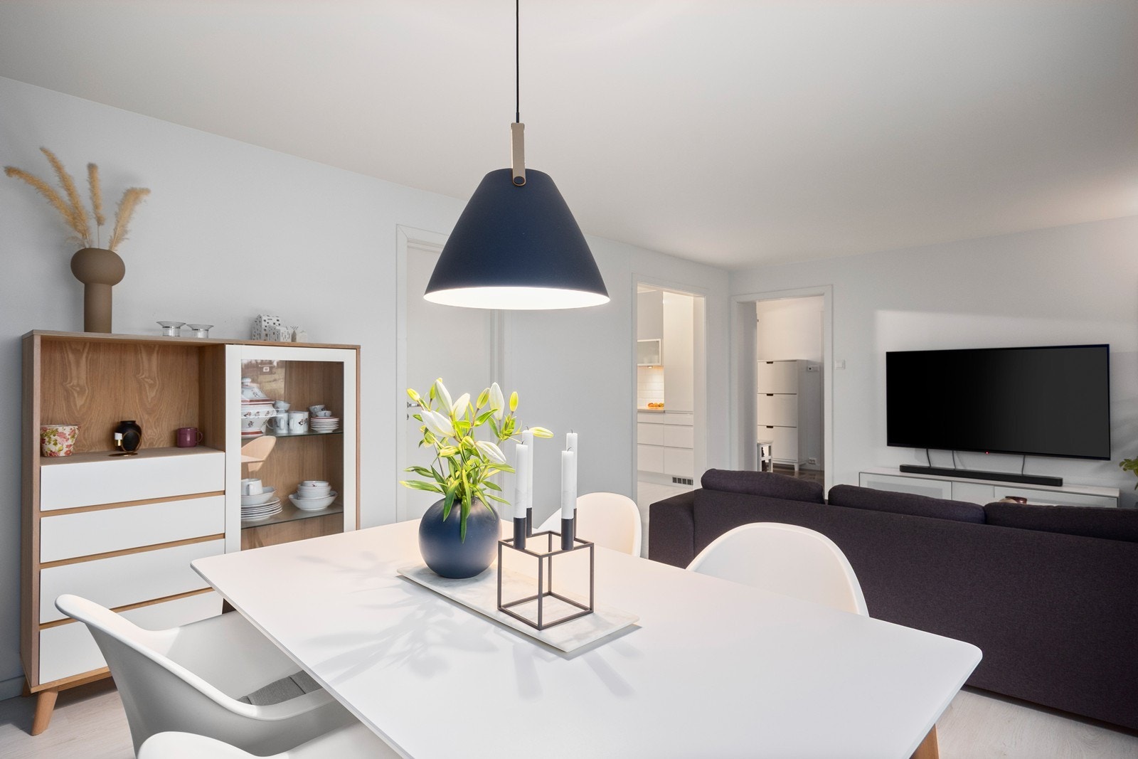 Den åpne løsningen mellom stue og spisestue skaper en sosial og luftig atmosfære. Galleribilde