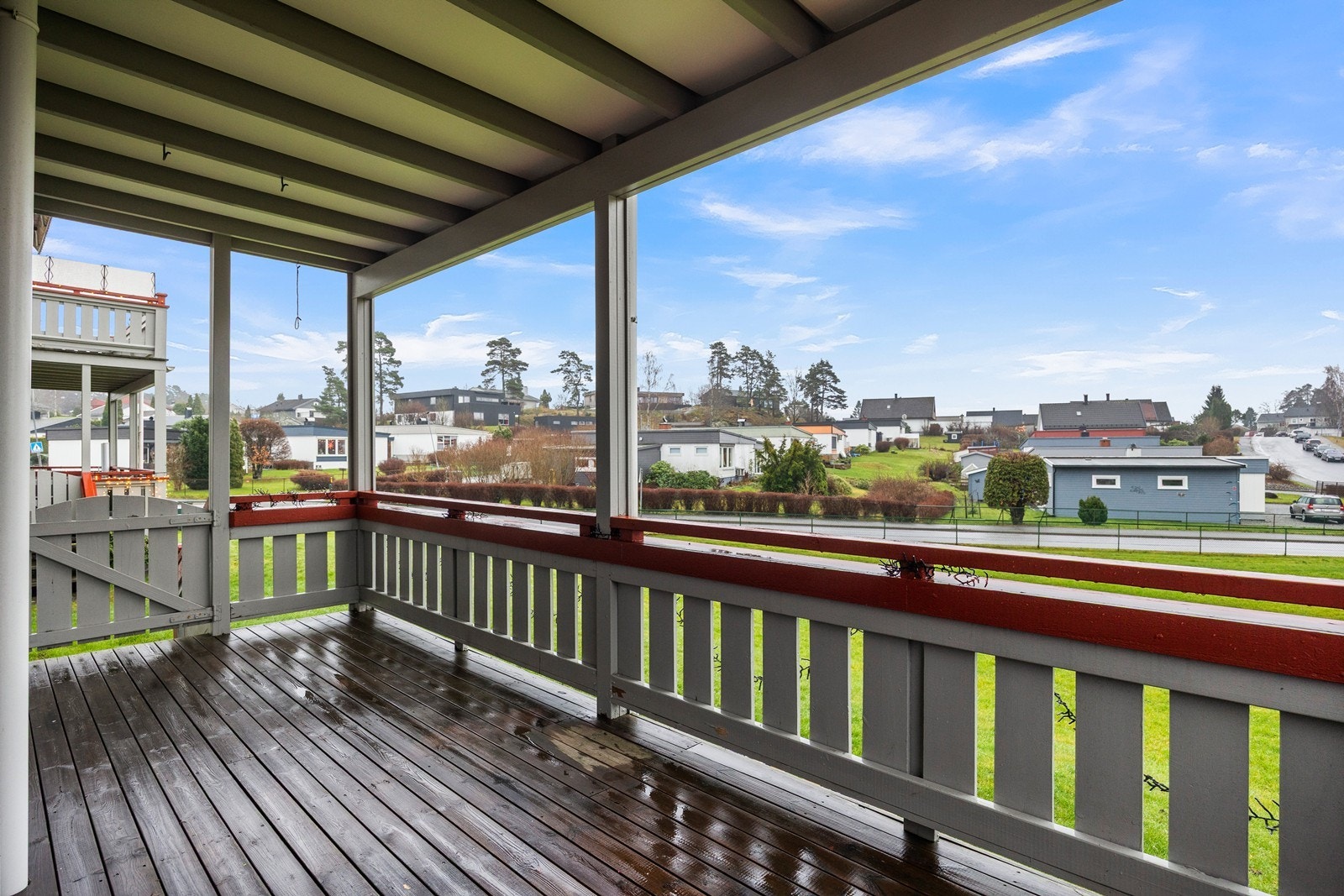 Leiligheten har en romslig, overbygd terrasse med plass til utemøbler. Galleribilde