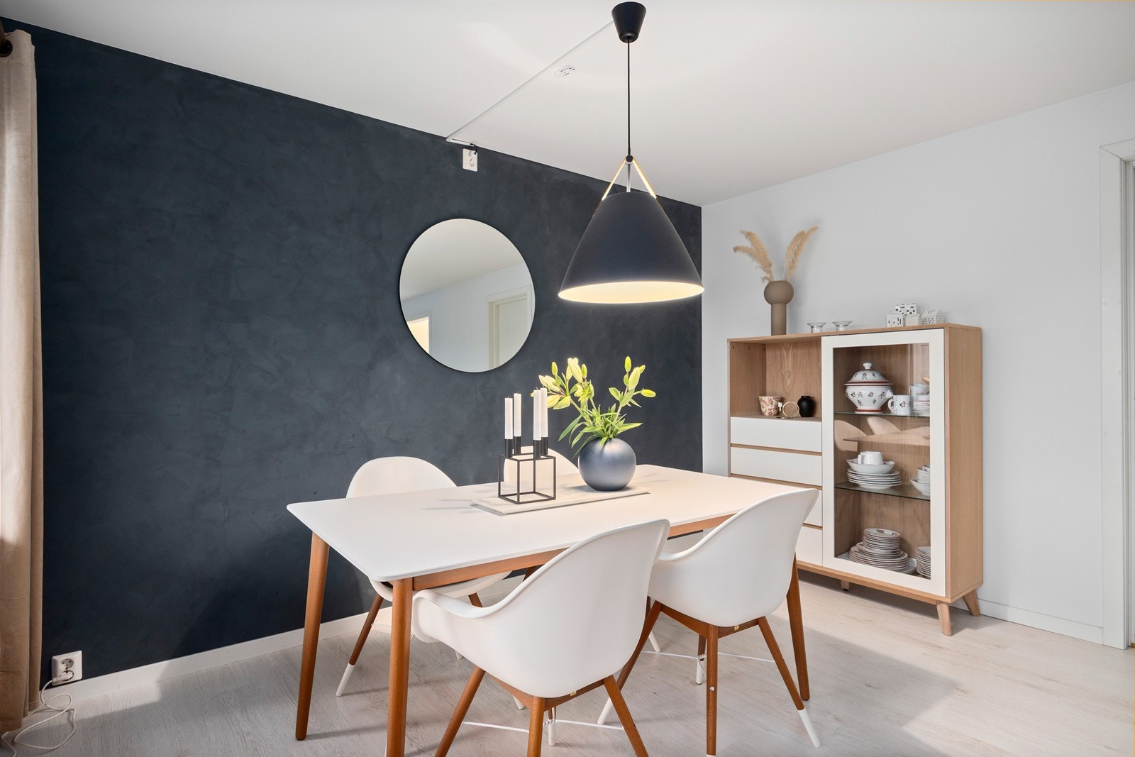 En fondvegg gir karakter til spisestuen, som har god plass til et større spisebord. Galleribilde