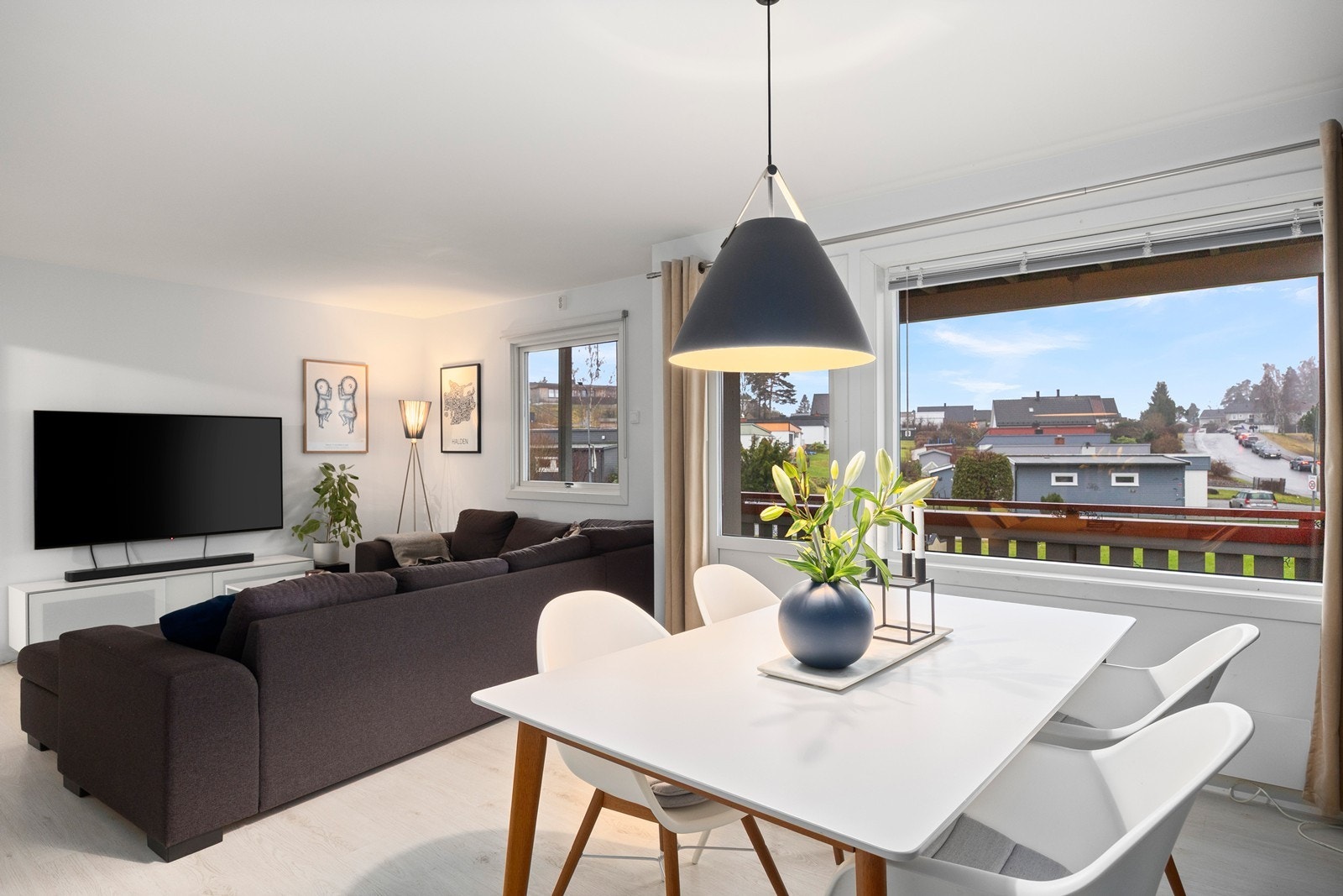 Store vindusflater i stuen gir godt med naturlig lysinnslipp. Galleribilde