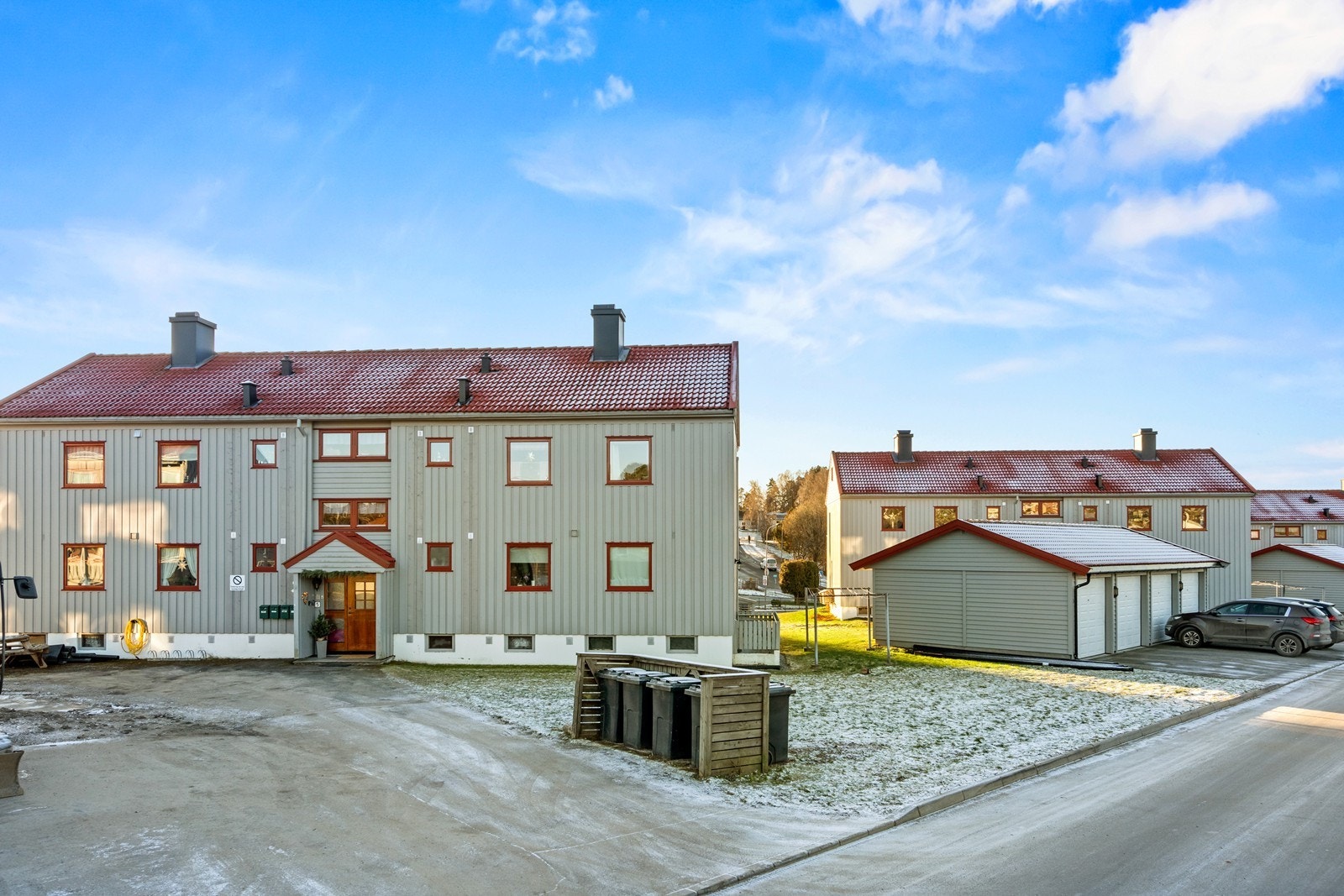 Asfaltert gårdsplass og fellesarealer for beboerne. Galleribilde