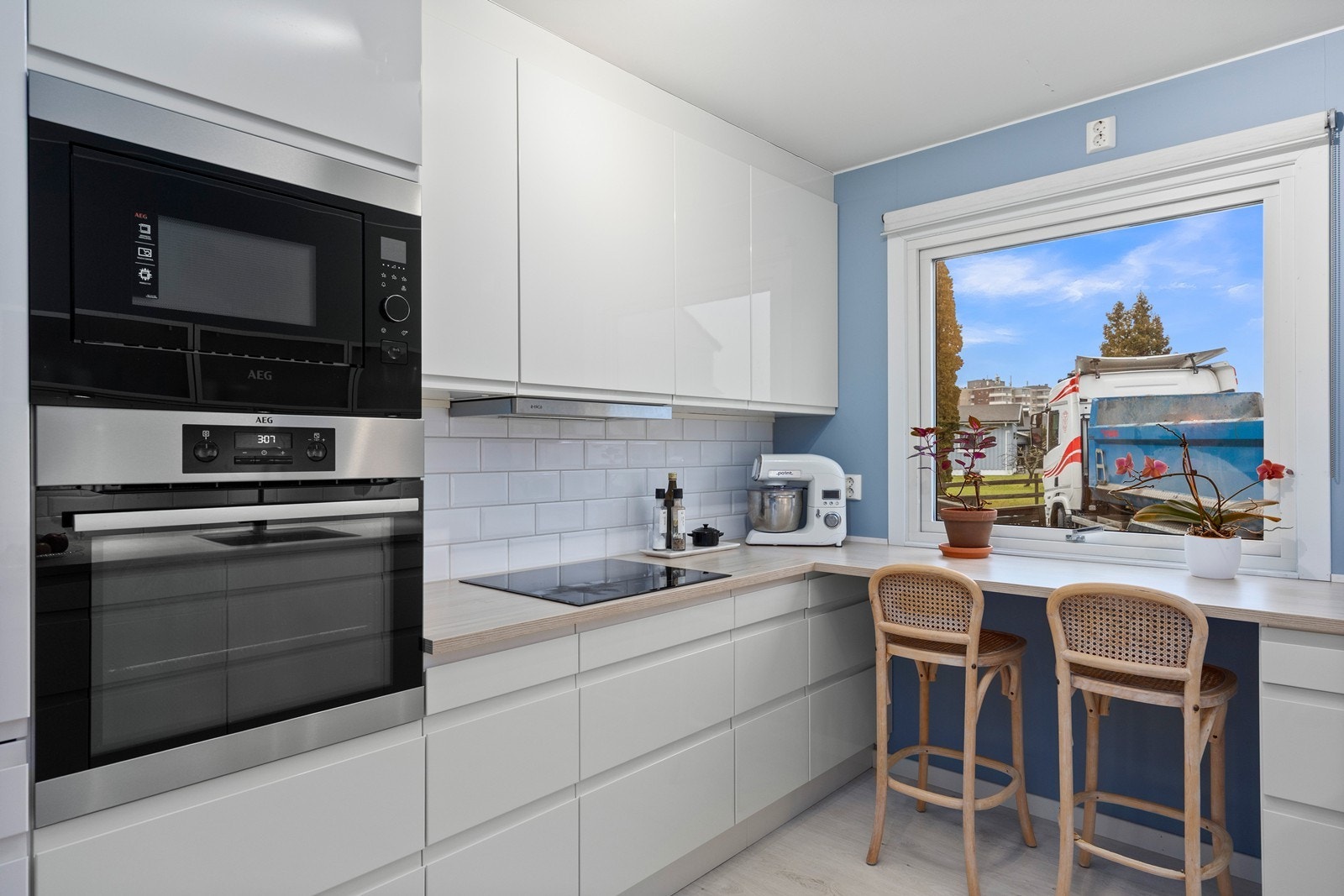 Kjøkkenet er utstyrt med integrert stekeovn og mikrobølgeovn fra AEG. Galleribilde