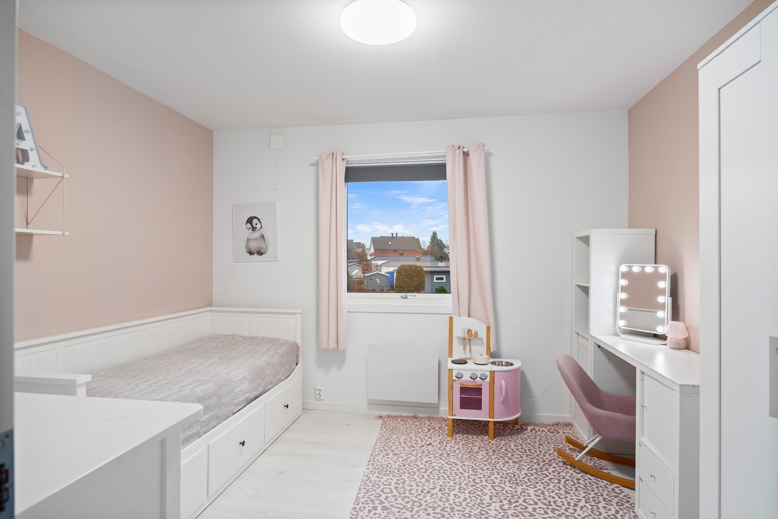 Det andre soverommet egner seg godt som barnerom, gjesterom eller kontor. Galleribilde