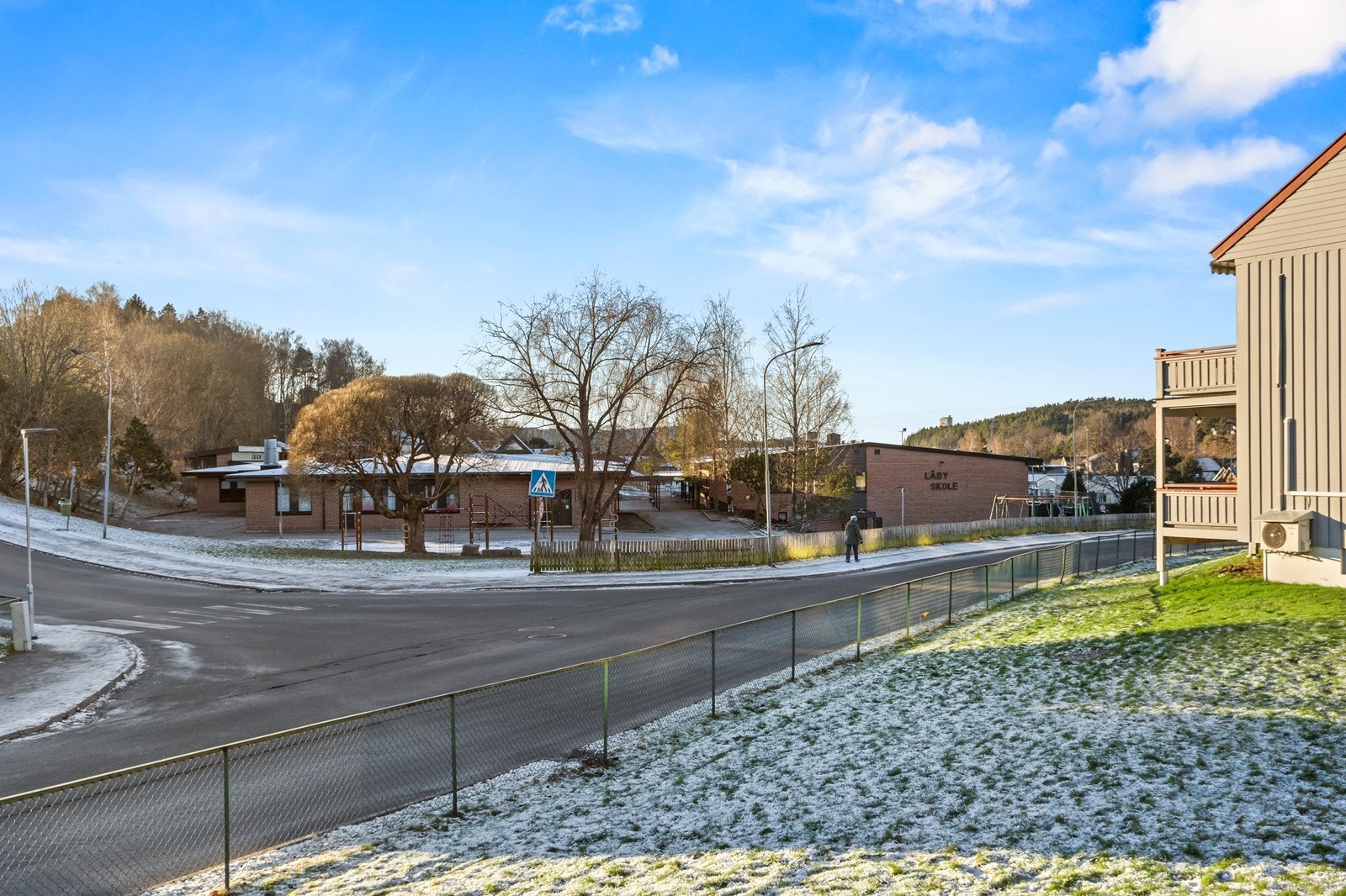 Med Låby skole som nærmeste nabo er dette en praktisk beliggenhet for barnefamilier. Galleribilde