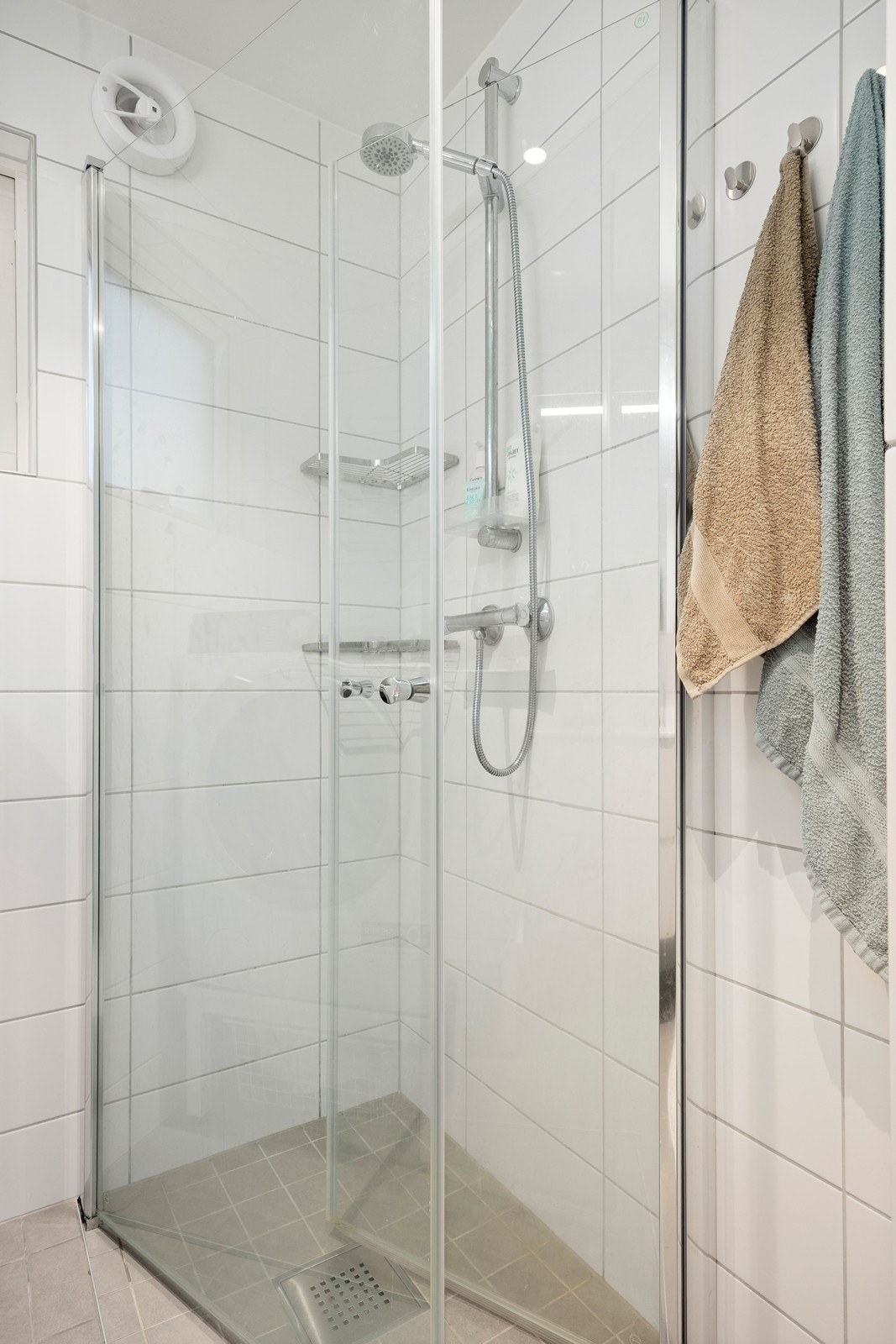 Dusjhjørne med innfellbare glassdører for en arealeffektiv løsning. Galleribilde