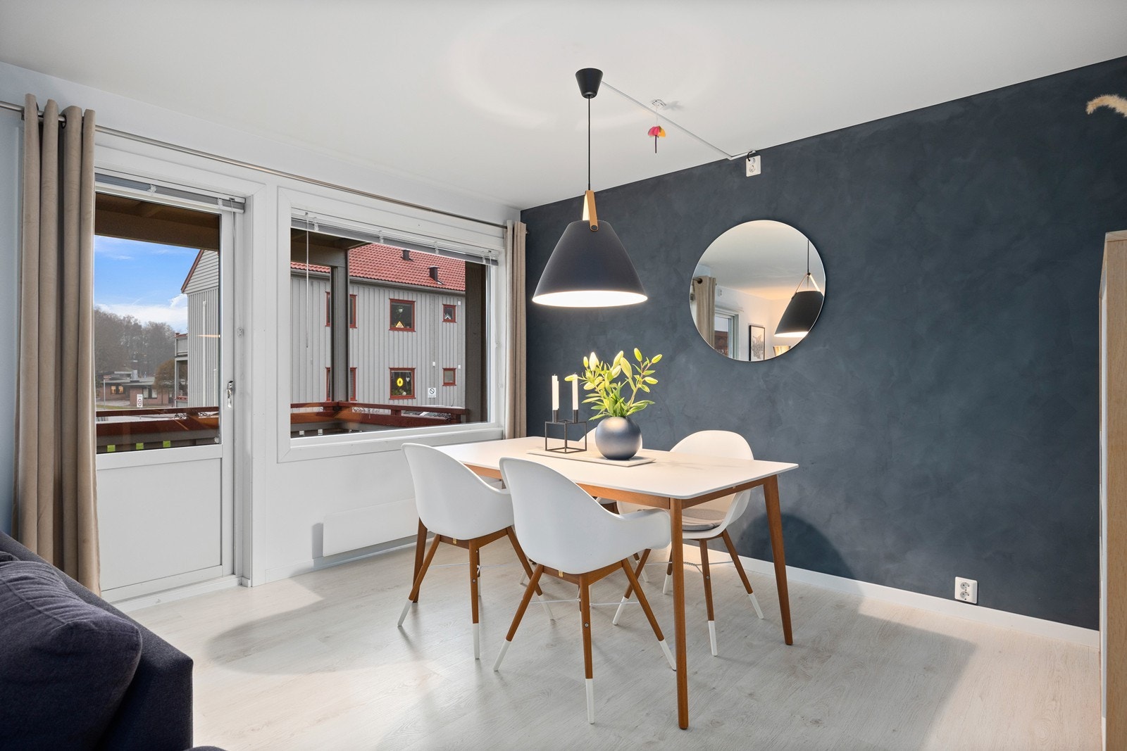 Spisestuen er et naturlig samlingspunkt, med direkte utgang til terrassen. Galleribilde