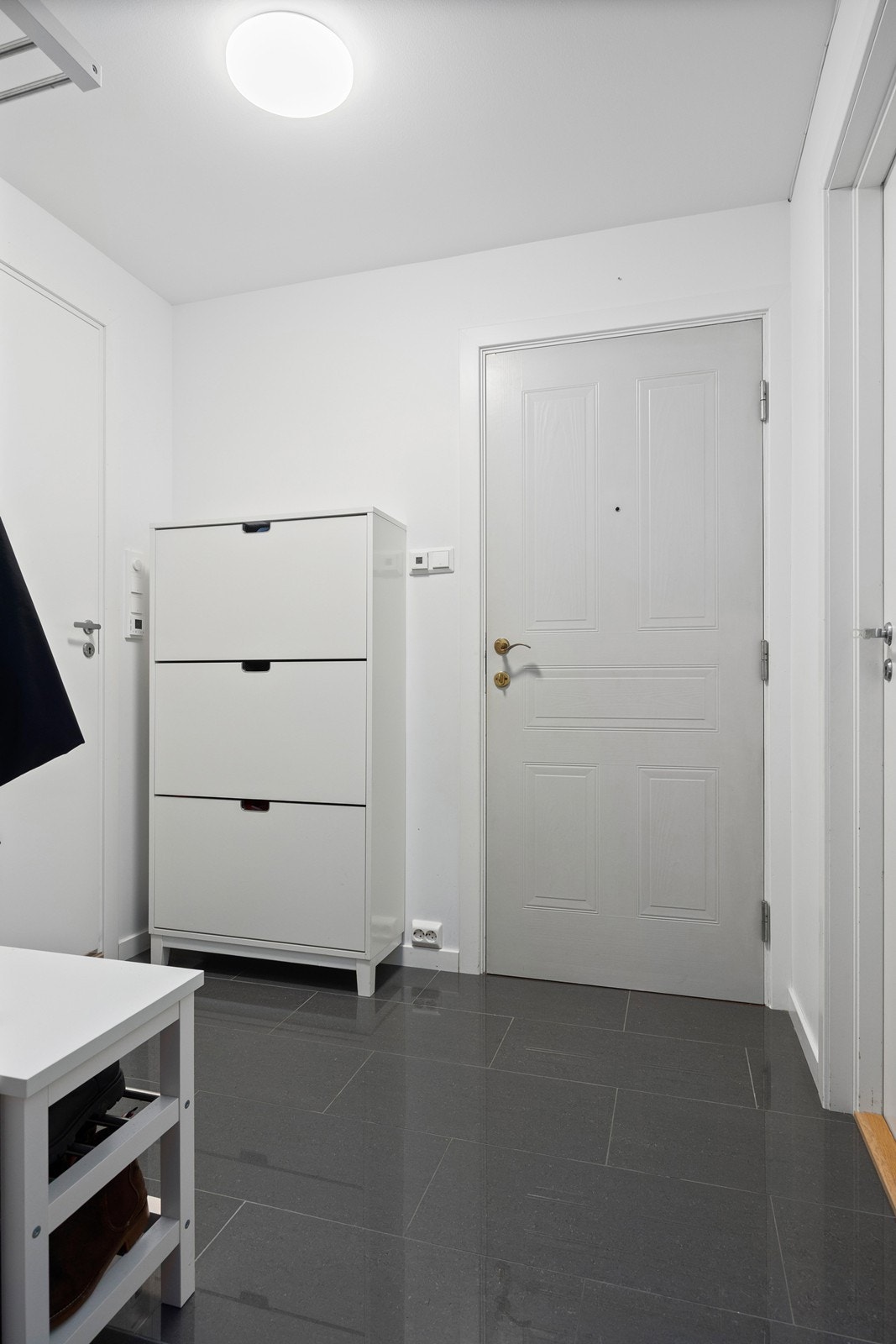 Entréen har slitesterke gulvfliser og god plass til oppbevaring av sko. Galleribilde