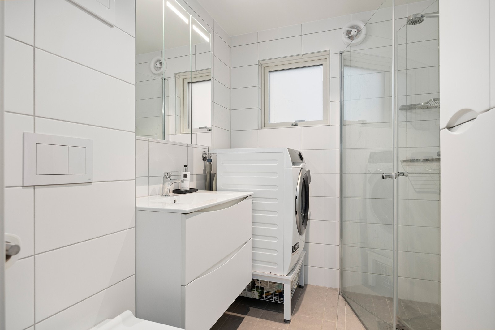 Helfliset bad med varme i gulvet og opplegg for vaskemaskin. Badet ble renovert av borettslaget i 2025. Galleribilde