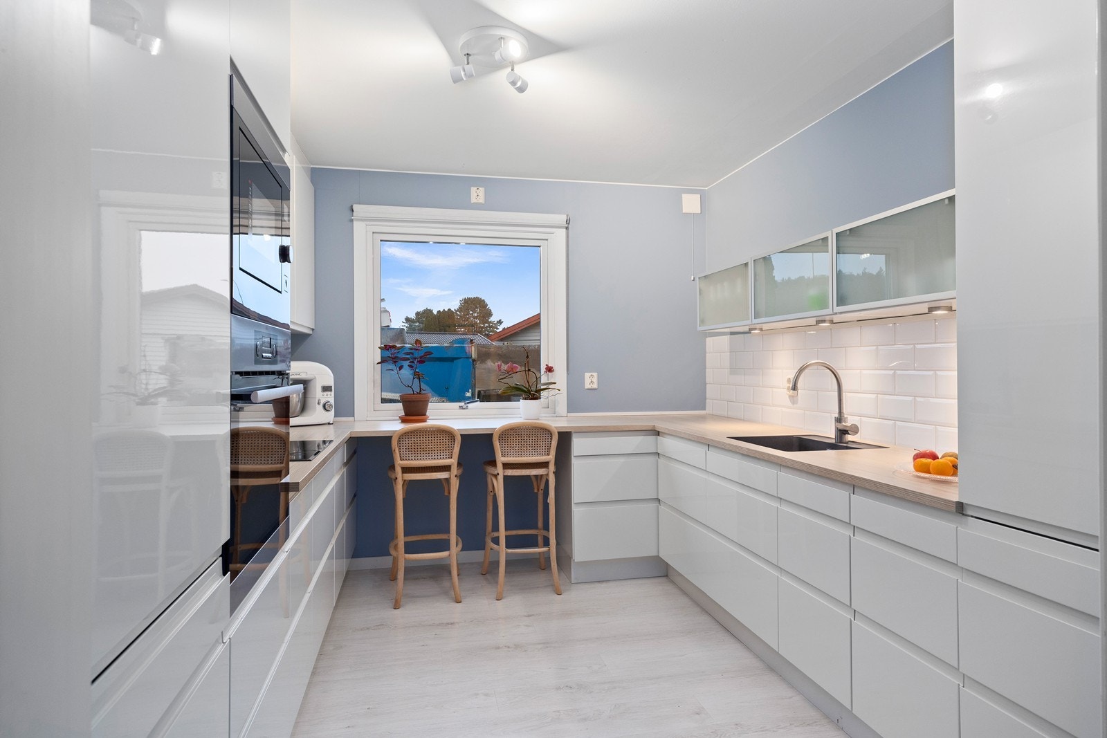 Kjøkkenet har en praktisk barløsning og rikelig med benke- og skapplass. Galleribilde