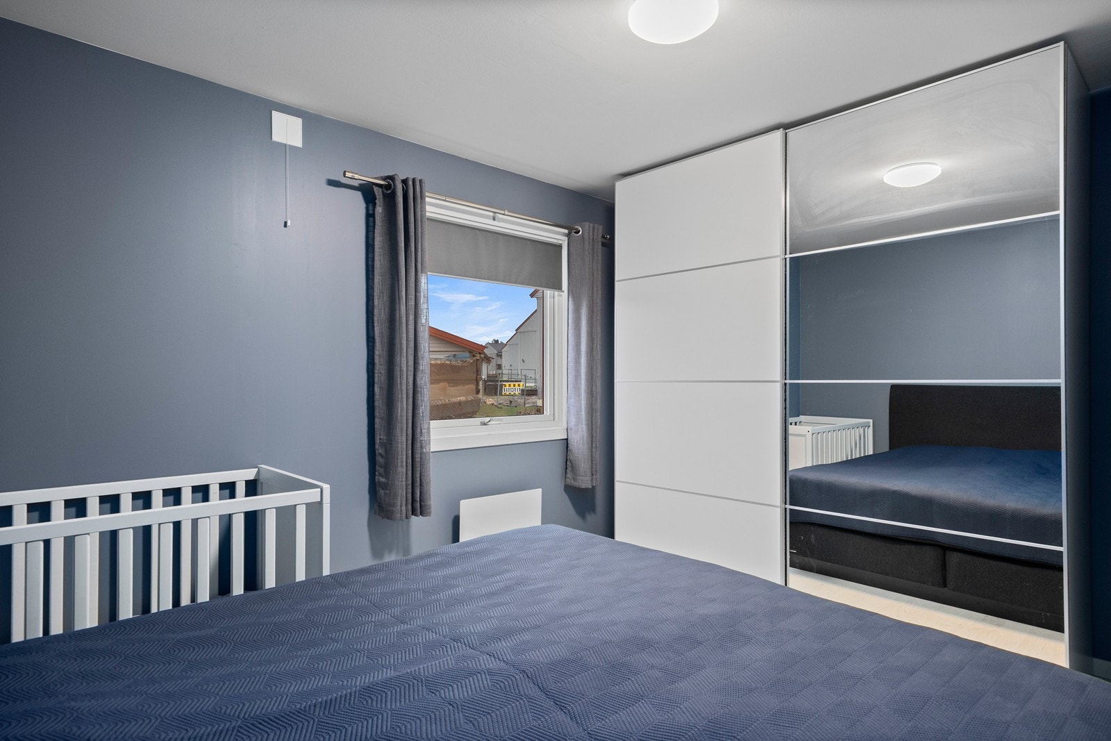 En stor skyvedørsgarderobe med speilfronter gir rikelig med oppbevaringsplass. Galleribilde