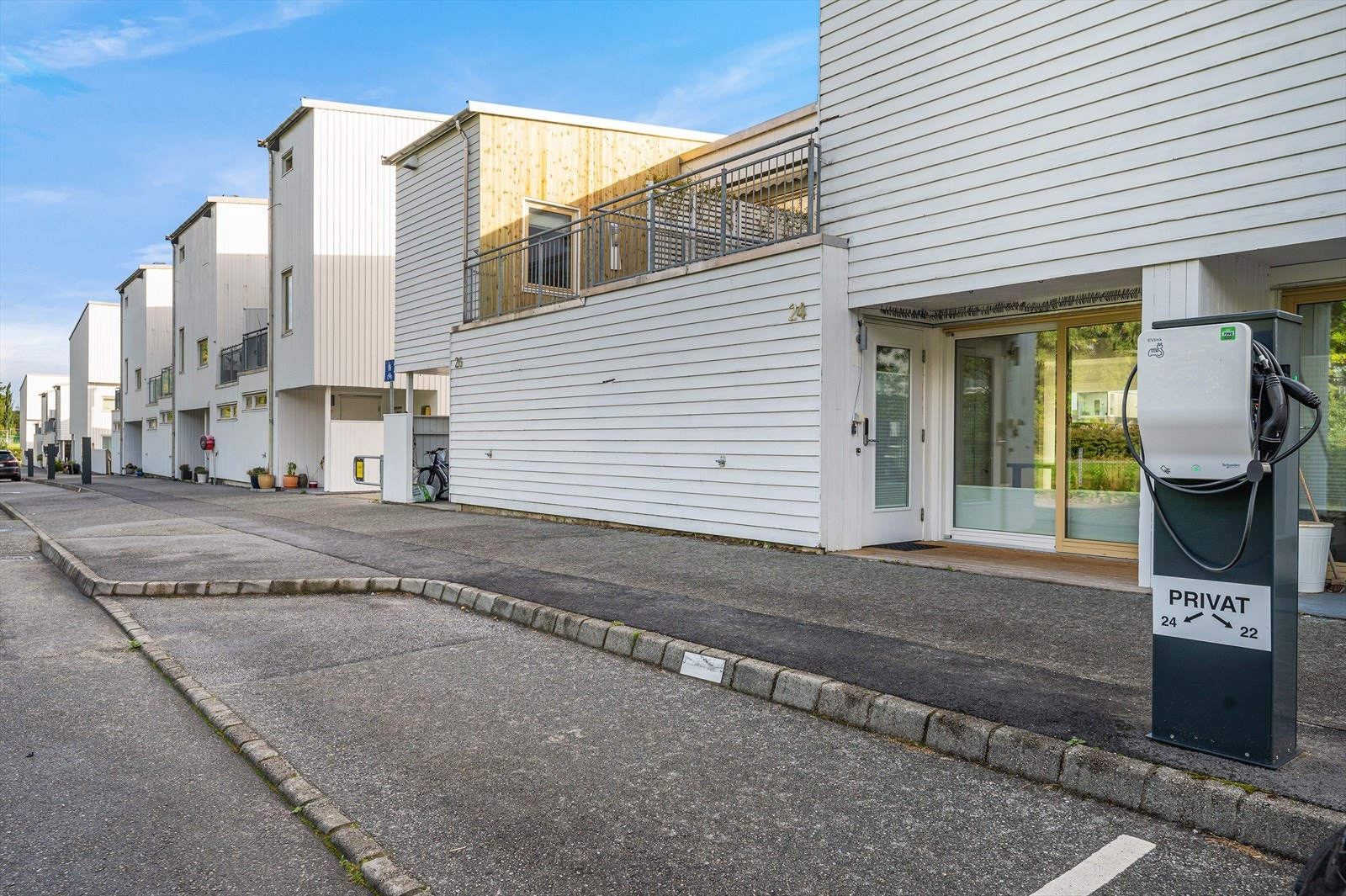 Fast parkeringsplass med lader Galleribilde