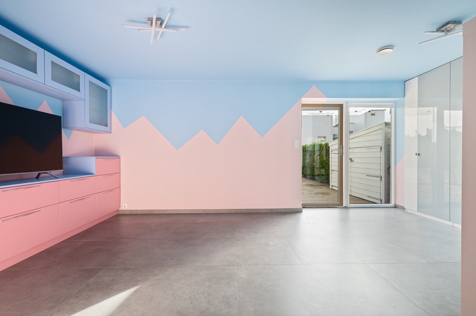 Kjellerstue med utgang til hage Galleribilde