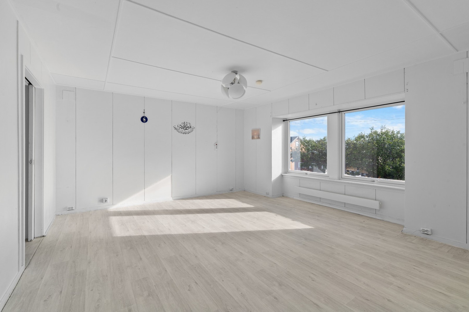 Stuen oppleves som lys med sine store vinduer mot sør. Galleribilde