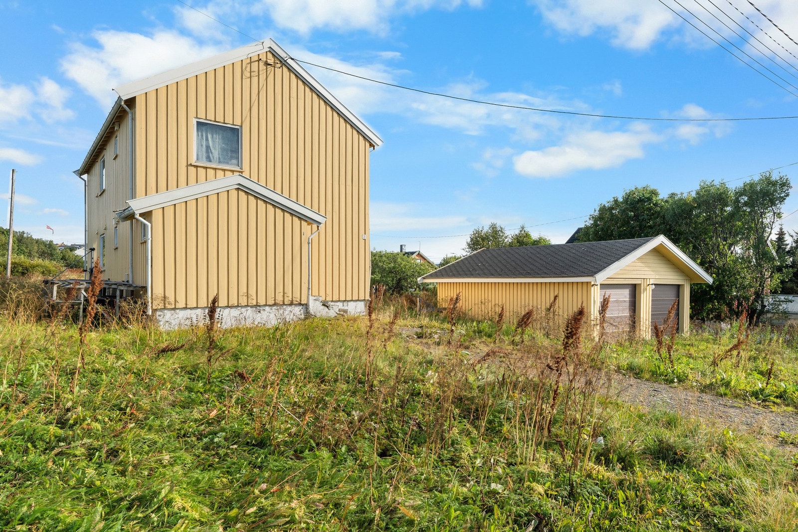 Dette er en hel tomannsbolig i et rolig boområde. Galleribilde