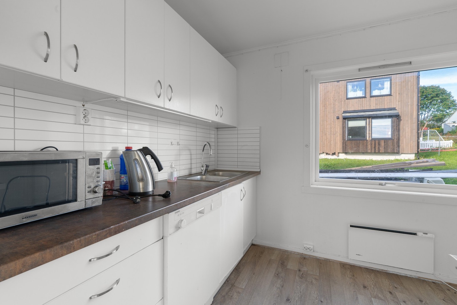 Lyst og praktisk kjøkken. Galleribilde