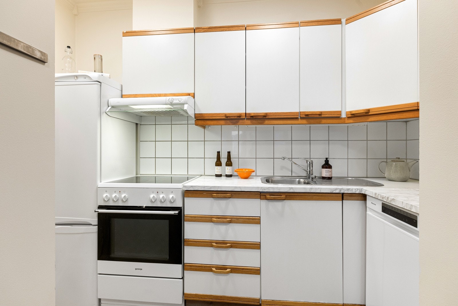 Innredning med mekanisk avtrekksvifte over stekesonen og opplegg for oppvaskmaskin, komfyr og kjøl/fryseskap. Galleribilde