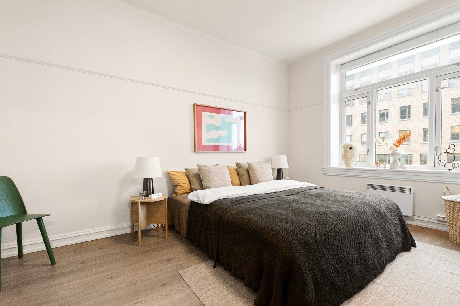 Soverommet er romslig, med god plass til en stor dobbeltseng med nattbord på hver side. Galleribilde