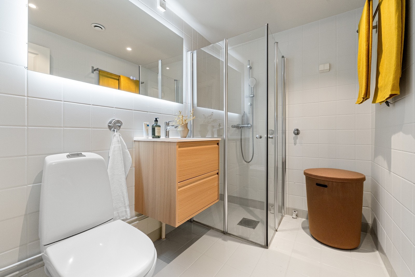 Badet er utstyr med mekanisk avtrekk, toalett og dusjhjørne med ettgreps dusjarmatur i rustfritt stål. Galleribilde