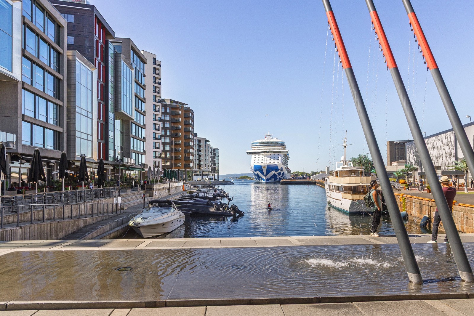 Eiendommen ligger i et svært attraktivt og sentralt boligområde på Vika - med umiddelbar nærhet til både Aker Brygge og Tjuvholmen. Galleribilde