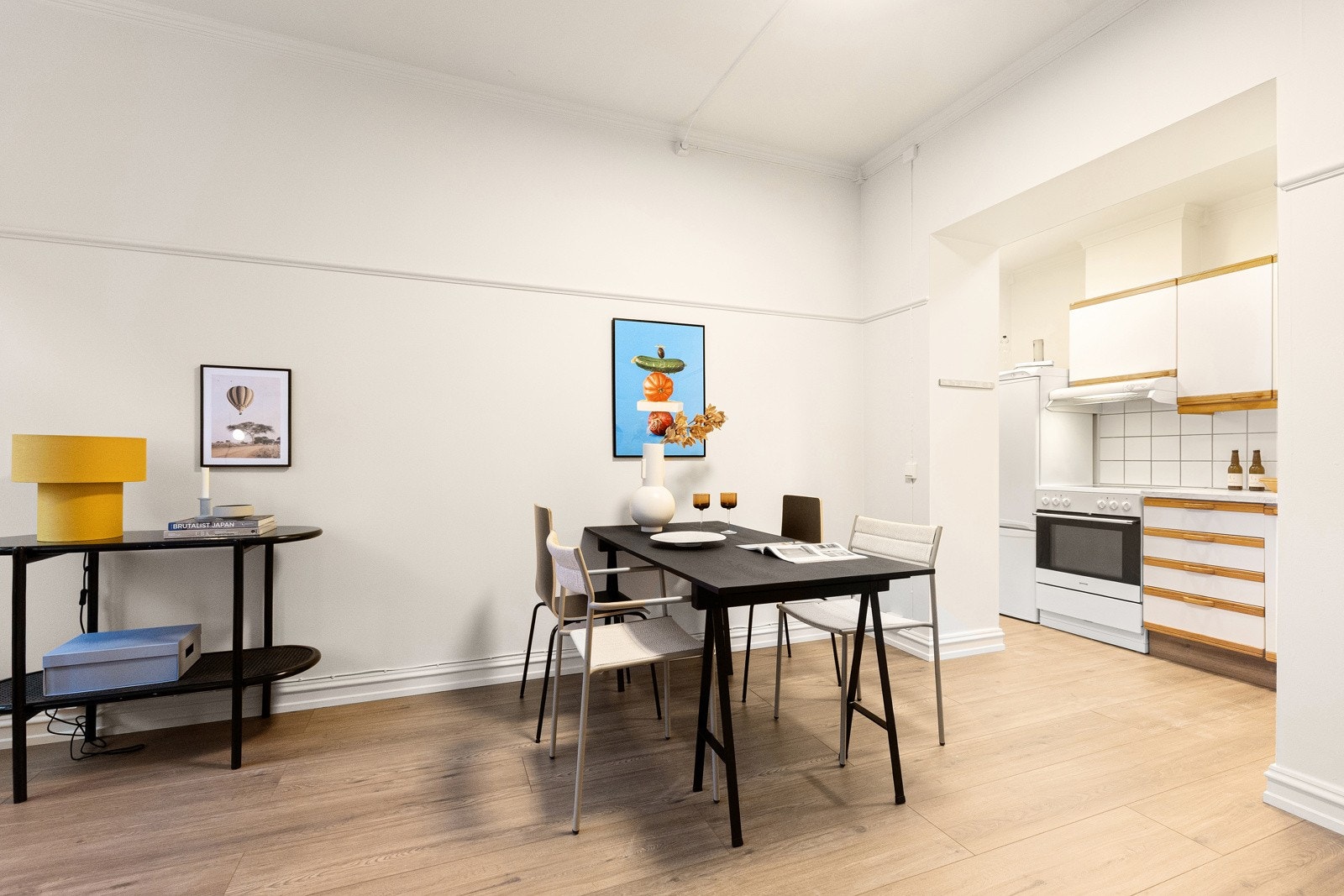 Kjøkkeninnrending med slette hvite fronter, 28mm tykk og hvit laminatbenkeplate med nedfelt vaskekum i børstet stål og ettgreps blandebatteri i rustfritt stål fra Mora. Galleribilde