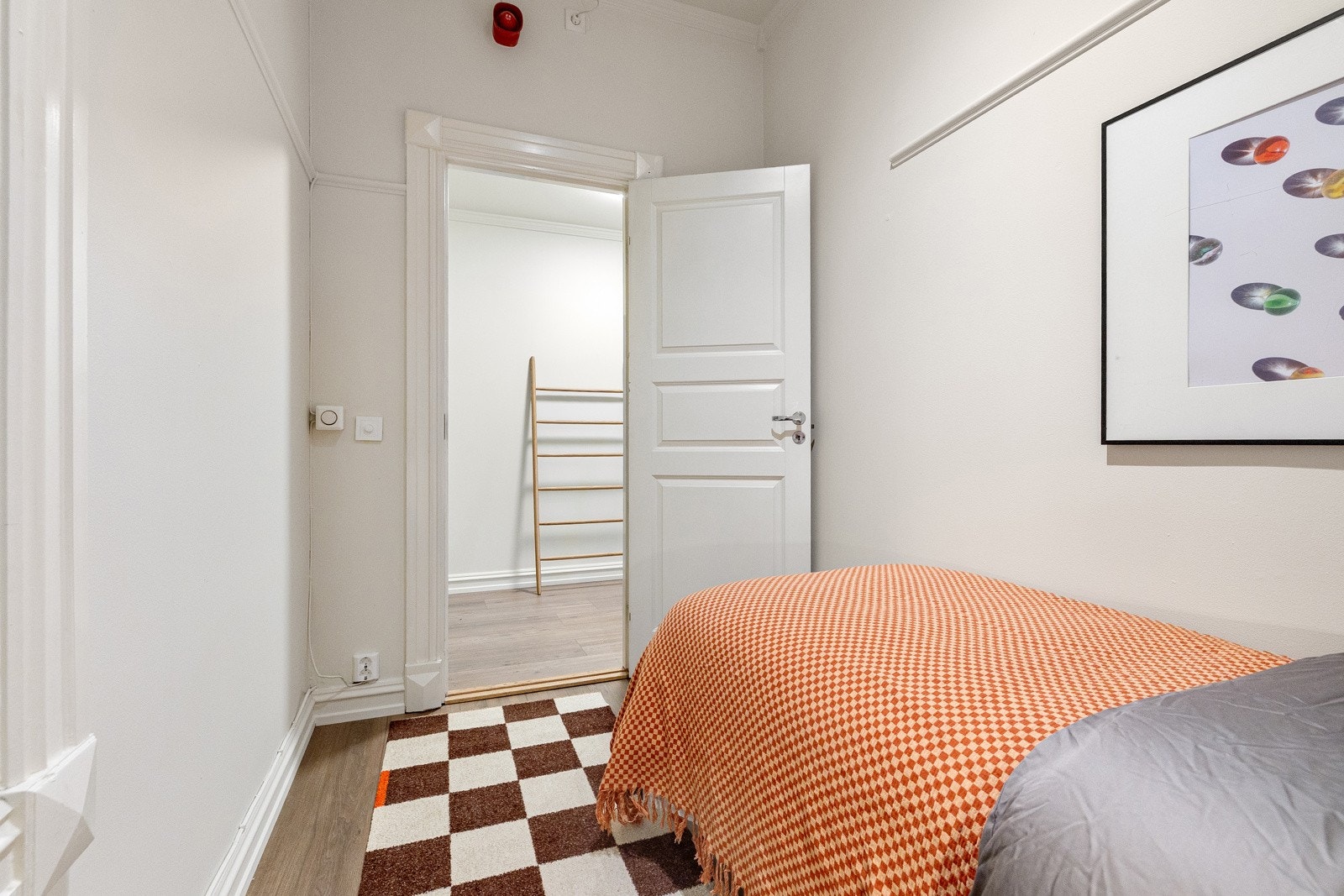 Her er det plass til seng og garderobeskap. Galleribilde