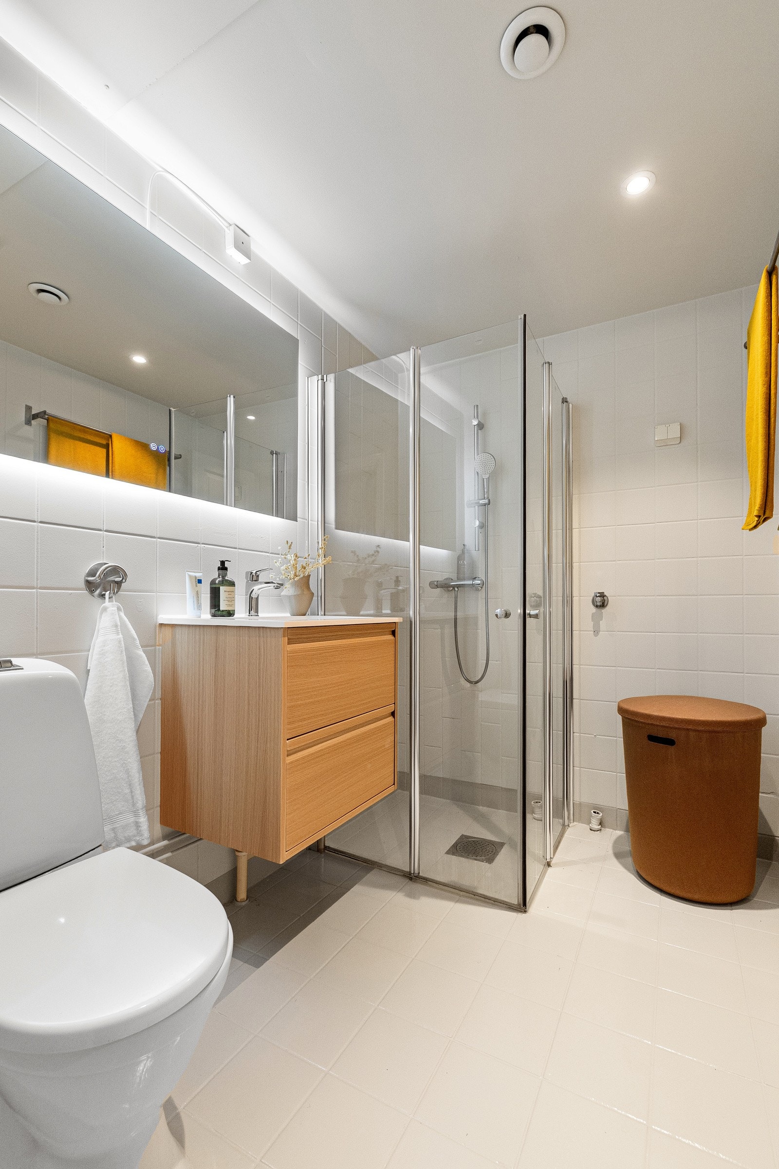 Badet ble oppgradert med ny servantinnredning og speil med moderne belysning i 2025. Galleribilde