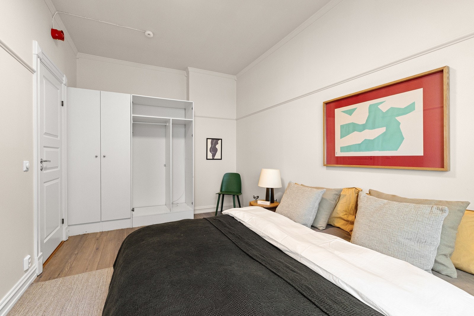 Innredet med stort garderobeskap som gir rikelig med skapplass. Galleribilde