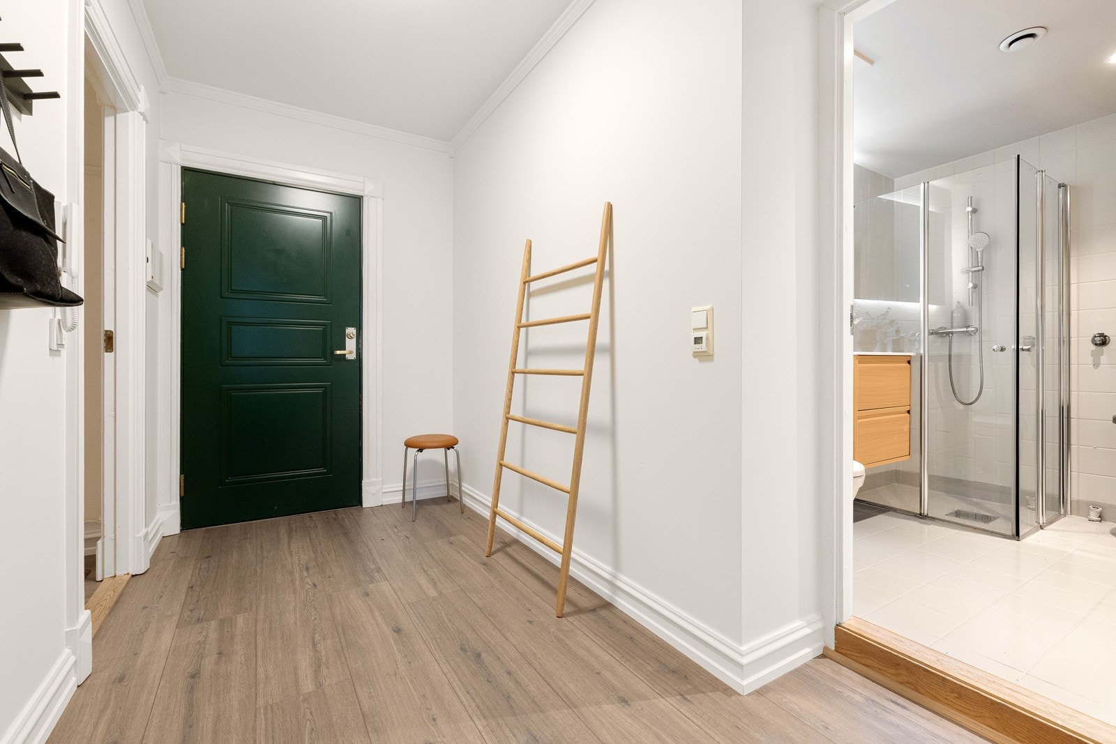 Velkommen inn - Leiligheten har en god intern beliggenhet i byggets 2. etasje med heis direkte til leilighetsplan. Galleribilde