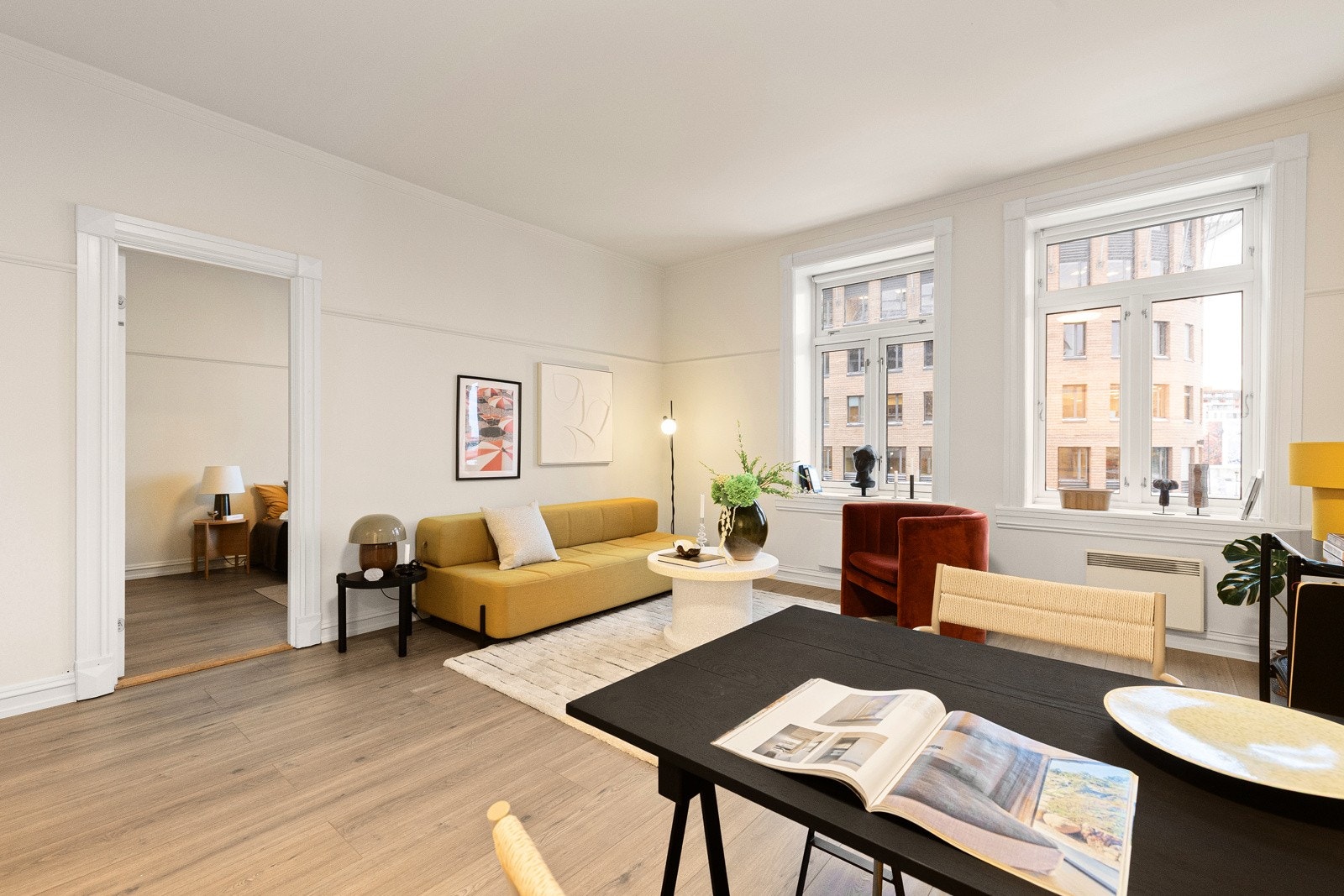 Stuen har god plass til sofagruppe med tilhørende møblement og spisebord. Galleribilde