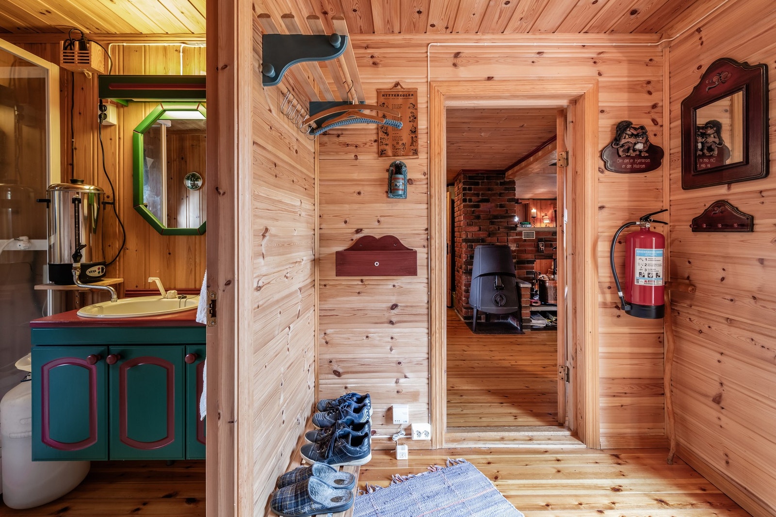 Gang med plass for yttertøy og sko. Fra gangen er det tilgang til badet. Galleribilde