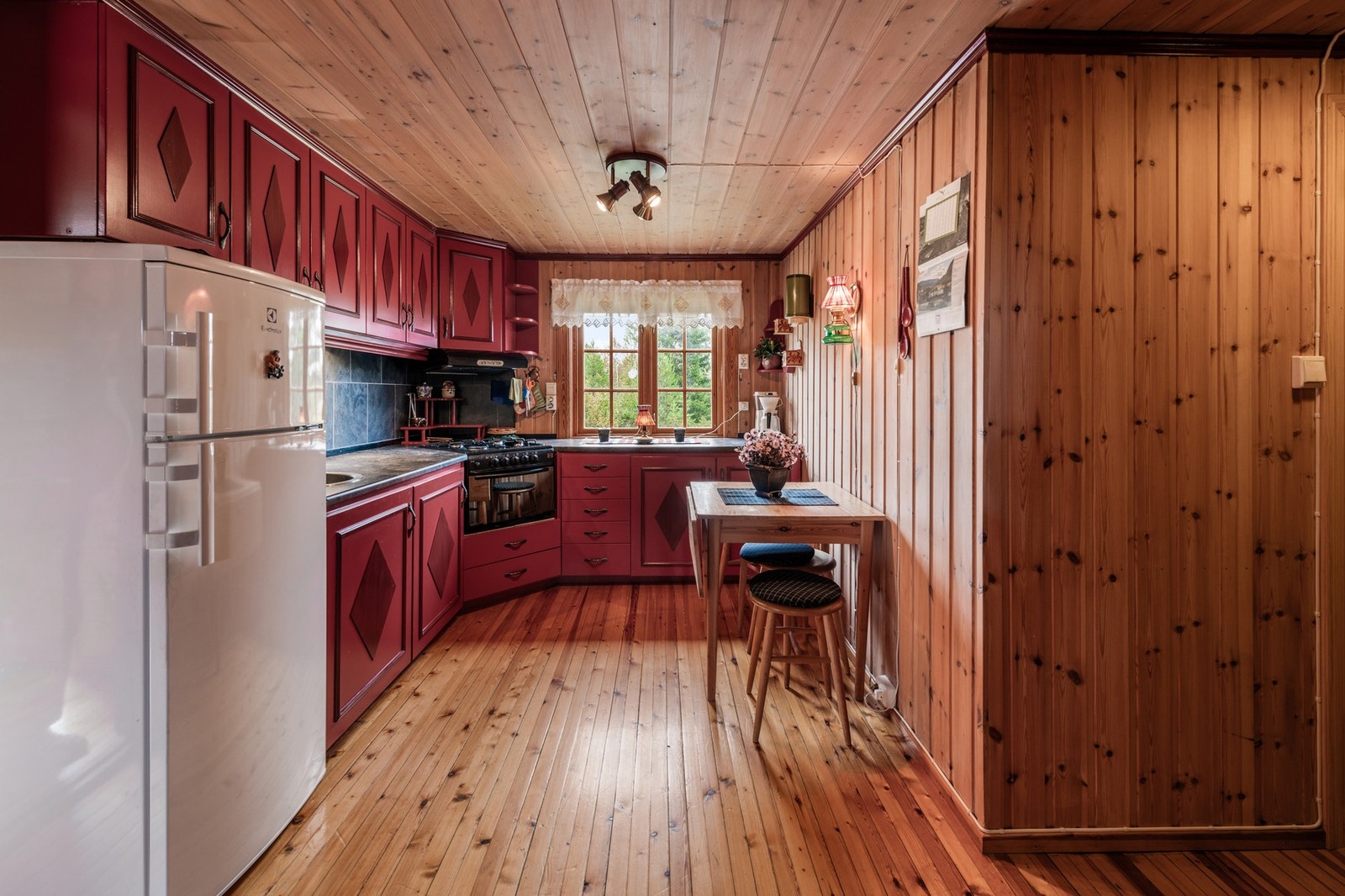 Godt med benk- og skapplass på kjøkken. Galleribilde