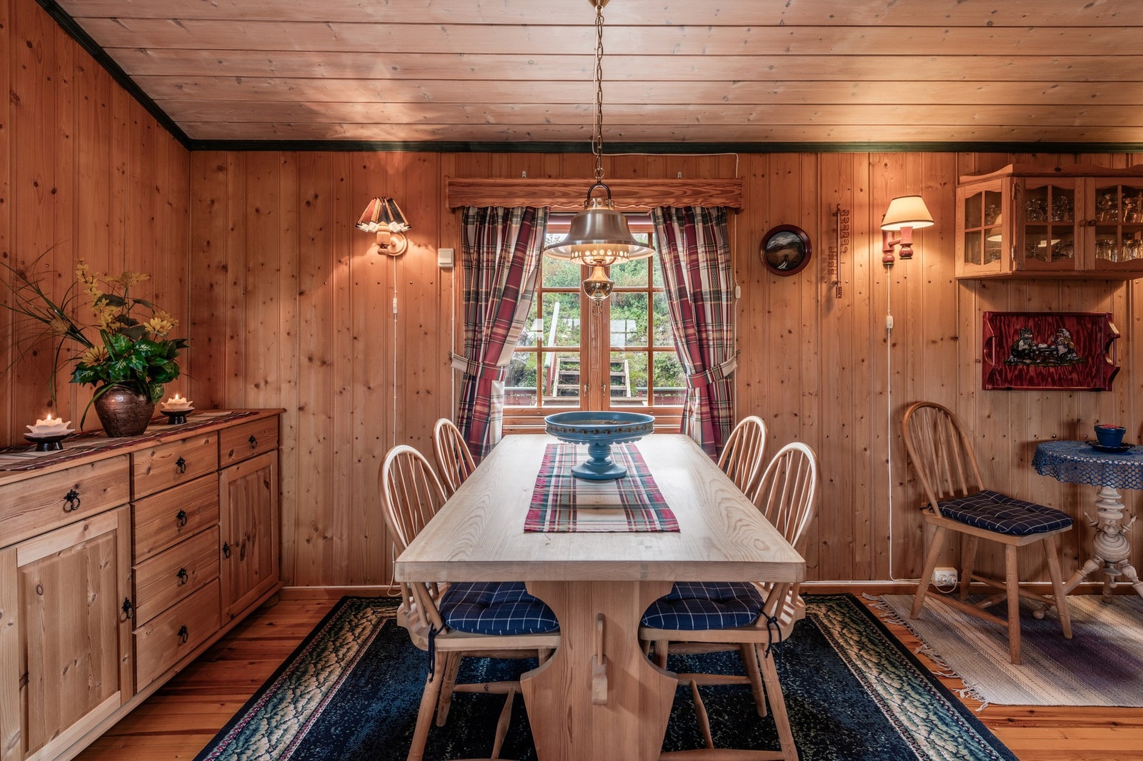 Plass til spisegruppe for små og store lag. Galleribilde