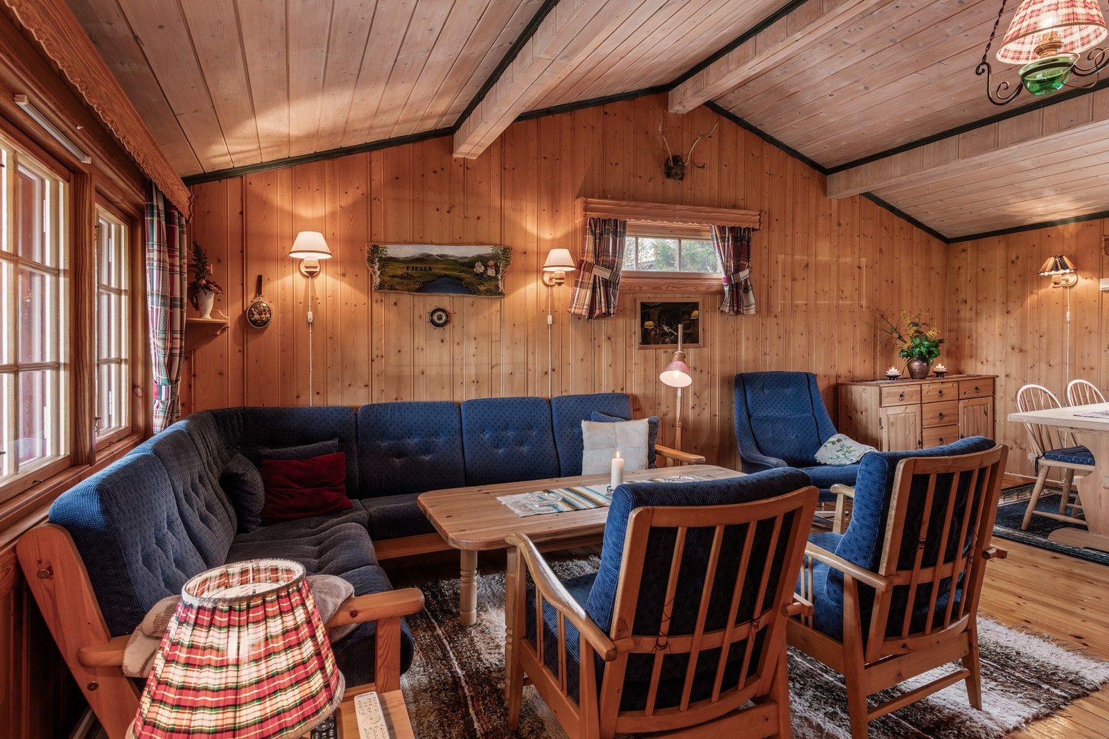 Her er plass til både salong og en spisegruppe. Galleribilde