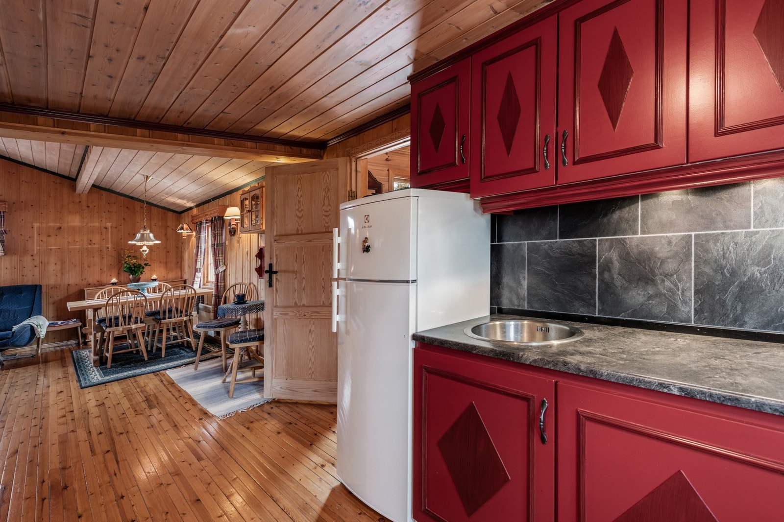 Frittstående kjøl-/fryseskap. Galleribilde