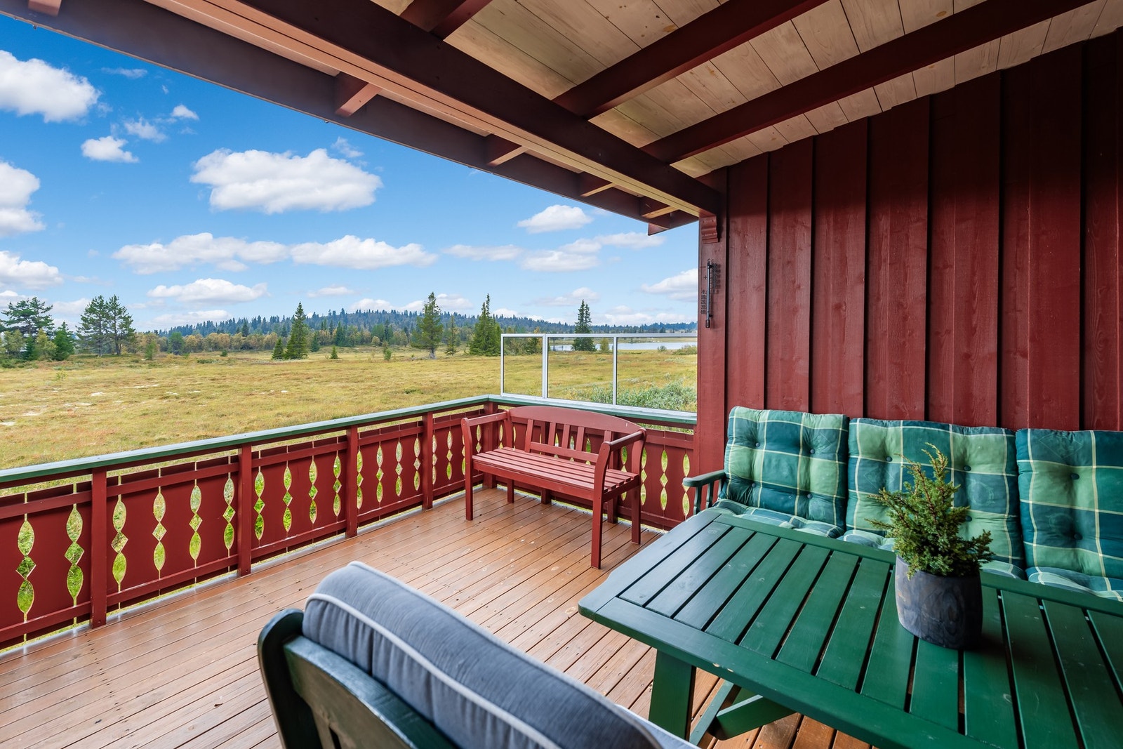 Overbygd terrasse med flott utsikt. Galleribilde