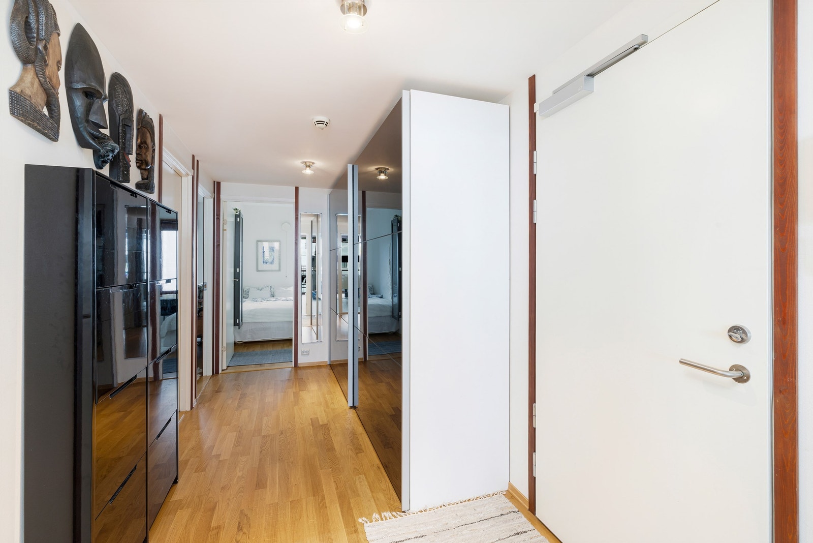 Gang med stor garderobe - Plass til rikelig med klær og sko Galleribilde