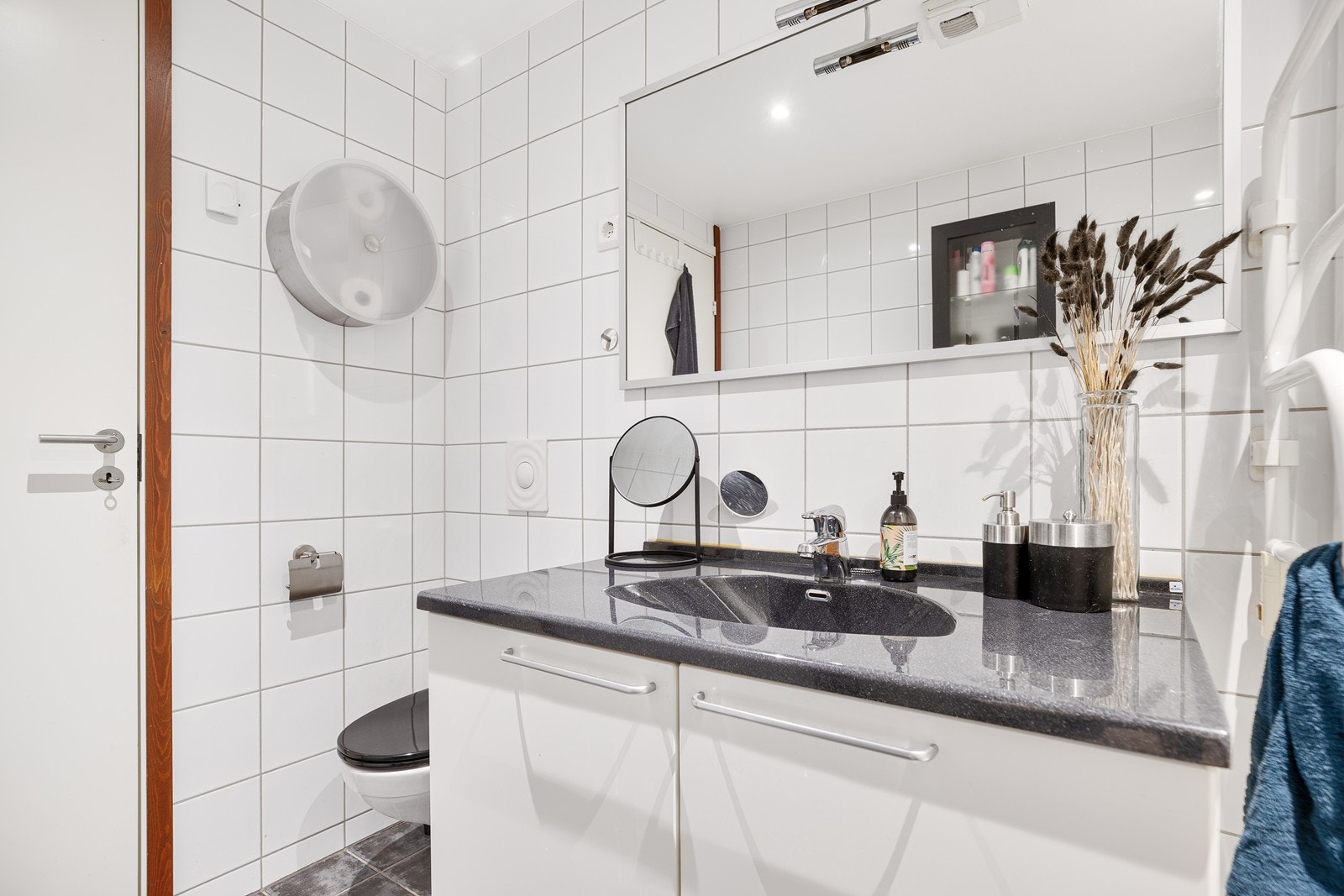 Flislagt bad med tidløs innredning og vannbåren gulvvarme Galleribilde