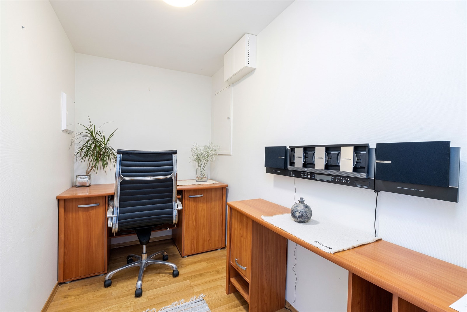 Bod som er innredet til kontor gir både god fleksibilitet for bruk eller rikelig med oppbevaringsplass Galleribilde