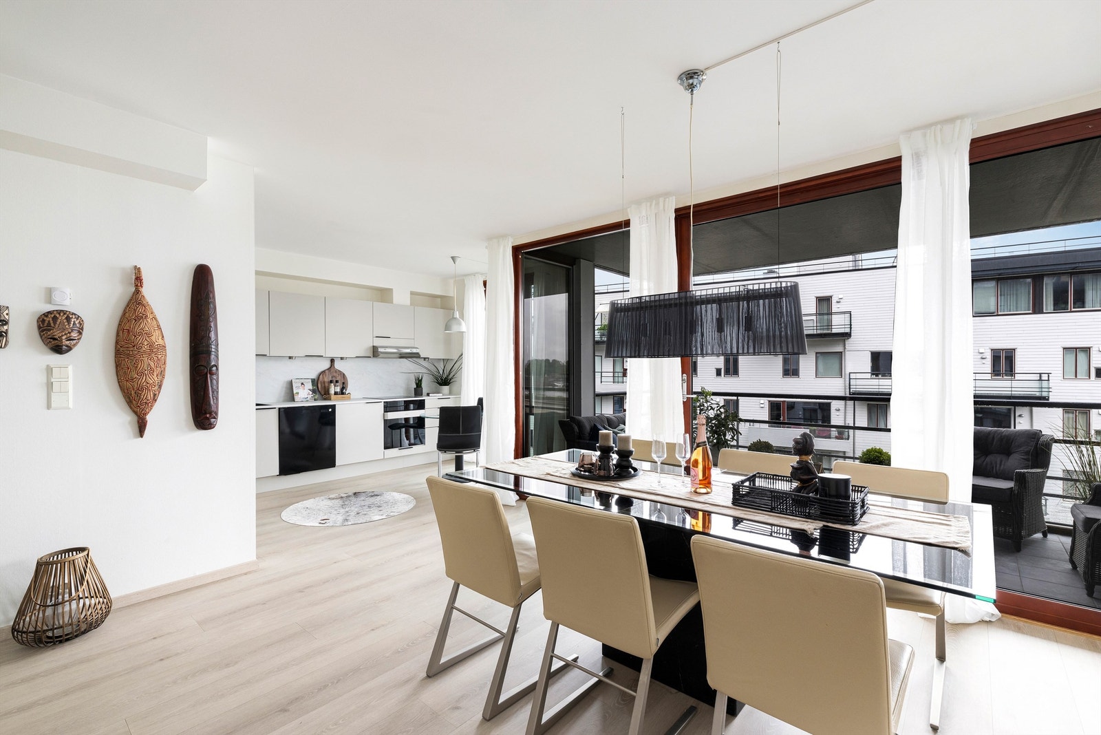 Her ligger alt til rette for middag med venner og familie Galleribilde