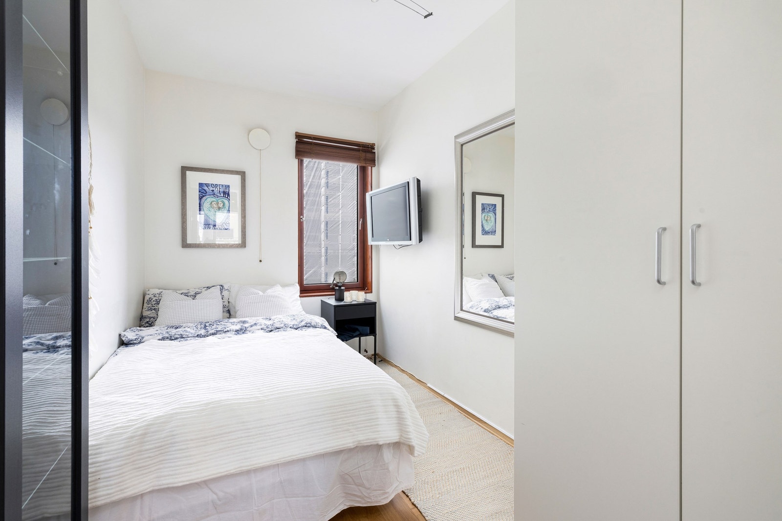 Soverom 2 også med plass til dobbeltseng og med garderobeskap Galleribilde