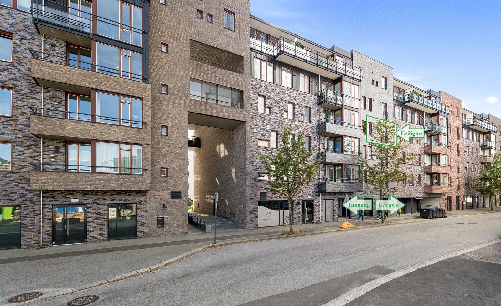 Fasade fra bakside med inngangsparti og innkjøring til garasjekjeller Galleribilde