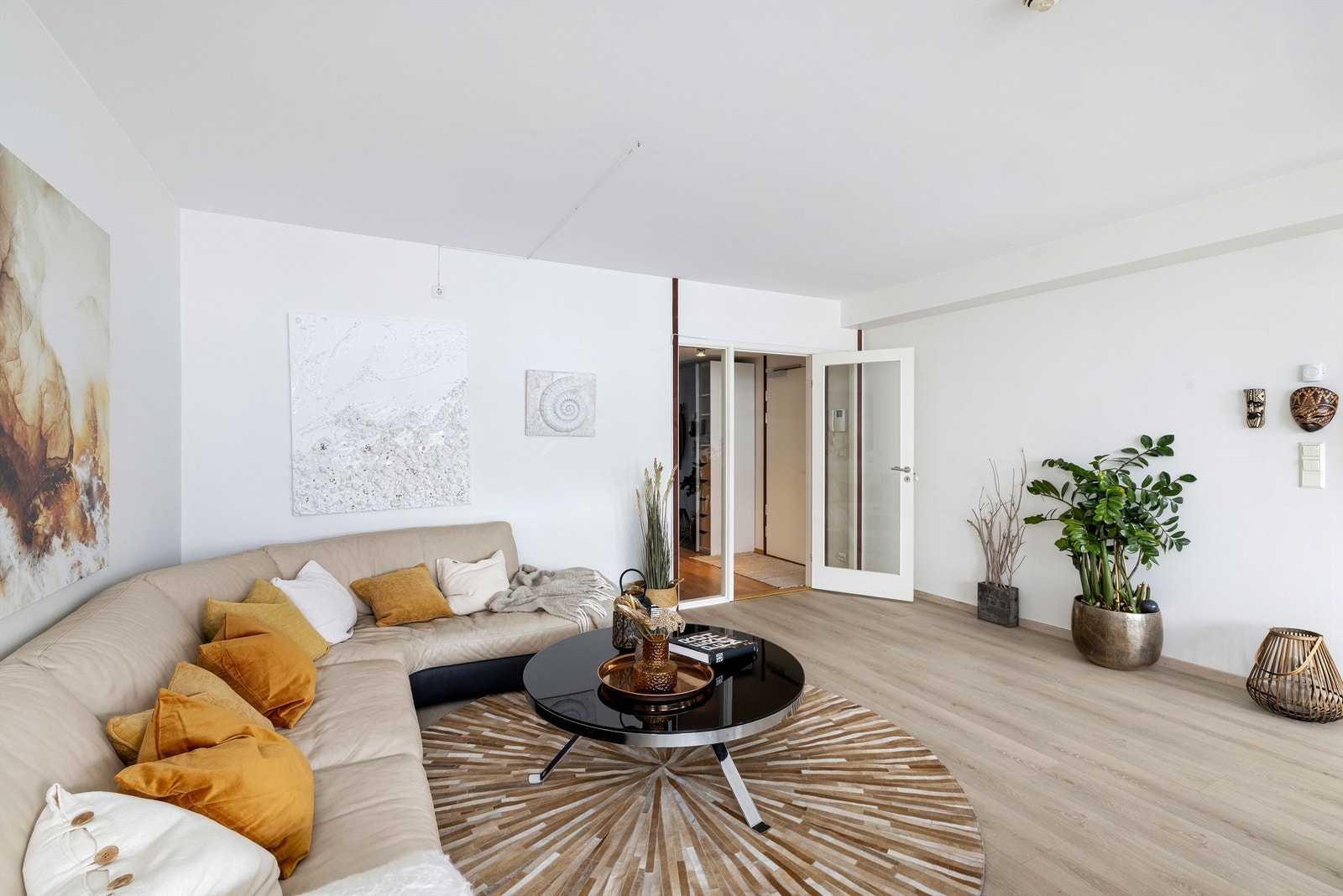 Glassdør som til stue som kan skille av soverommene fra stue/kjøkken delen Galleribilde