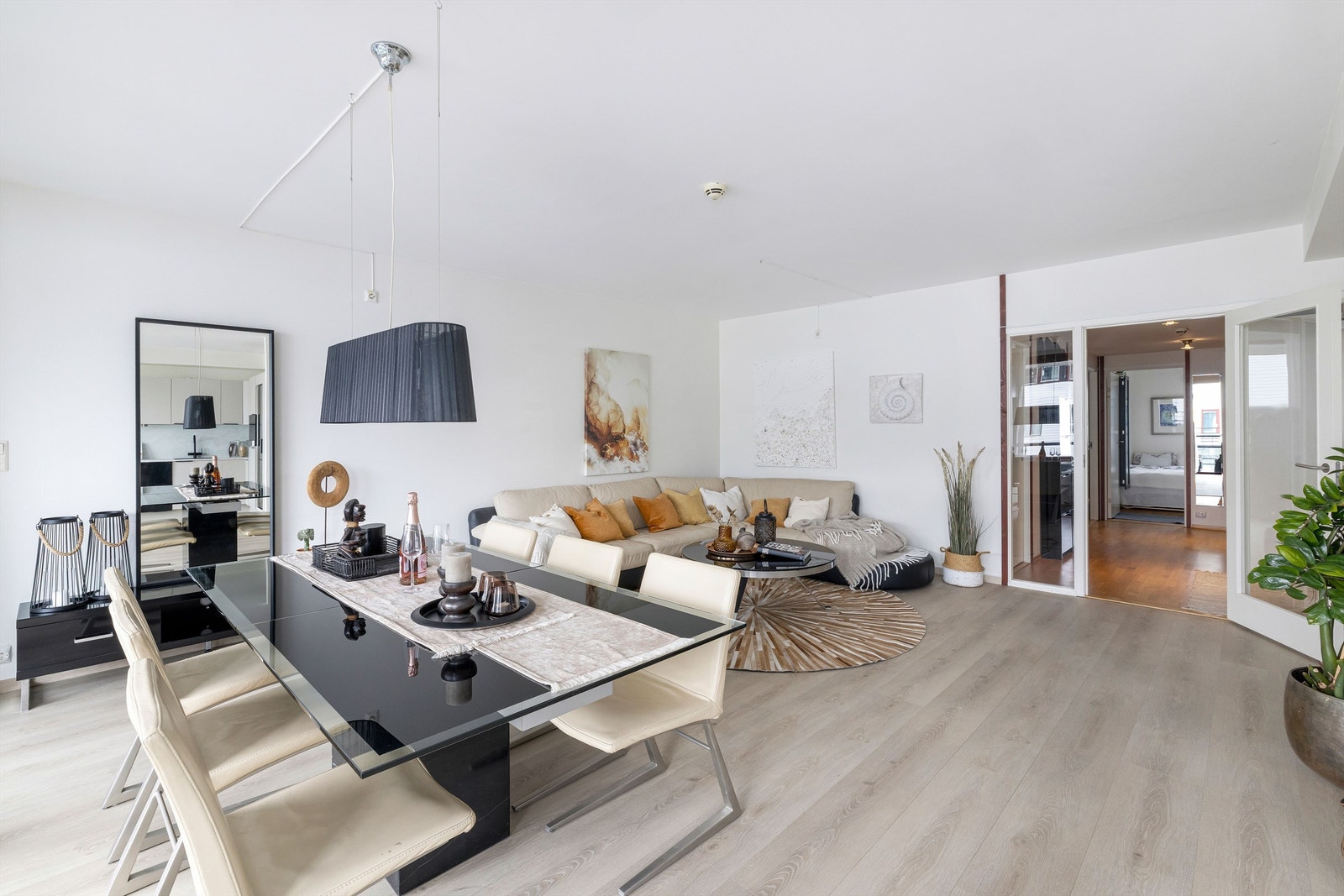 Romslig leilighet på hele 82 kvm med solrik balkong og god parkeringsplass med bod i bakkant Galleribilde