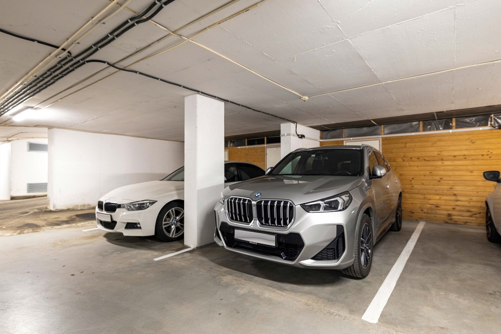 Garasjeplass med bod i bakkant Galleribilde