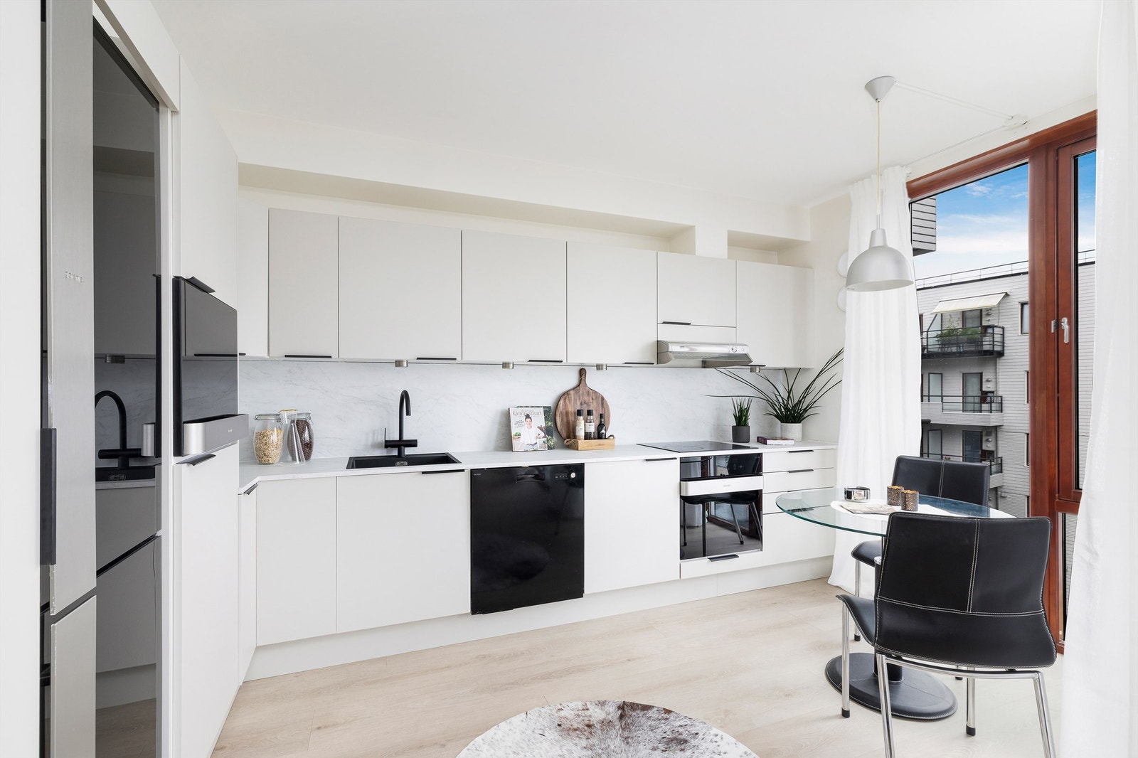 Pent HTH kjøkken som er modernisert i 2025 med nye fronter, benkeplate og fremstår svært innbydende Galleribilde