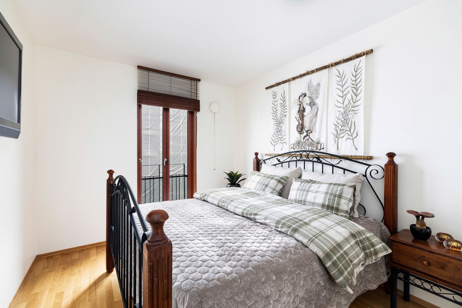 Hovedsoverom med fransk balkong, plass til stor dobbeltseng og romslig garderobeskap Galleribilde