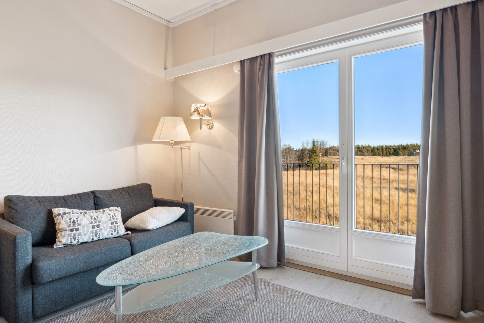 Terrassedøren slipper inn godt med naturlig lys i leiligheten. Utgang til fransk balkong. Galleribilde